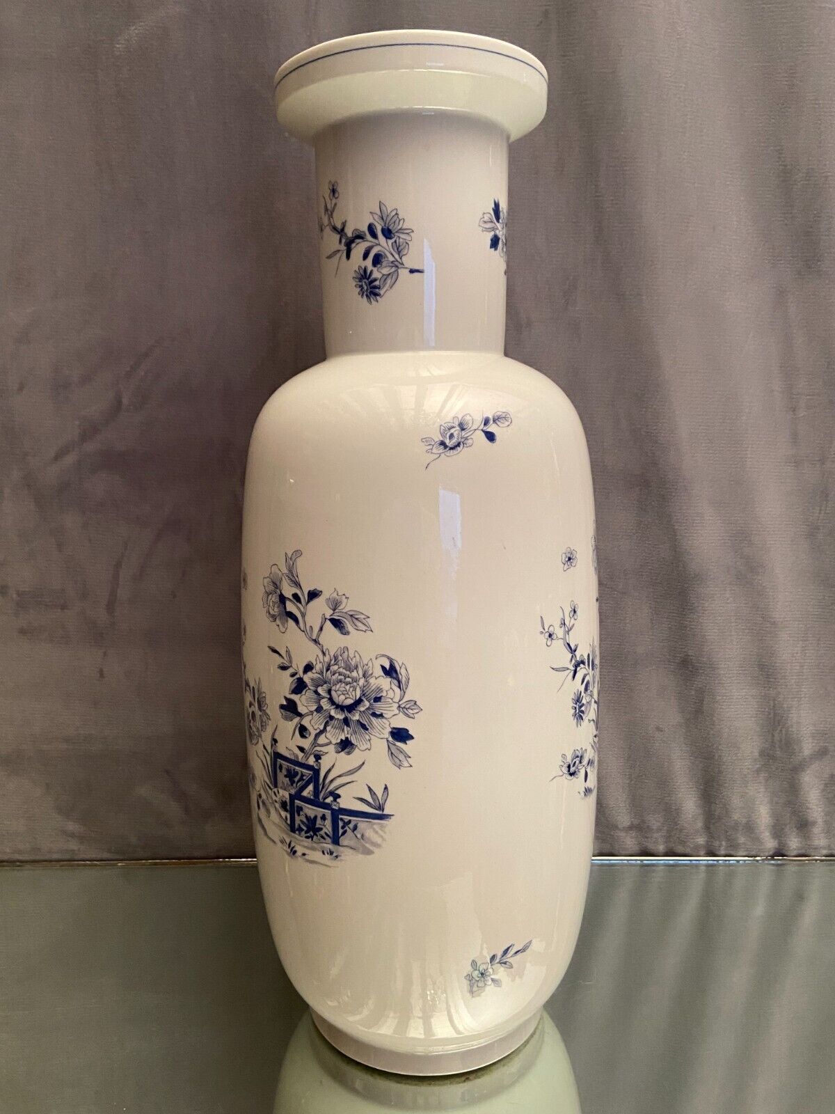 Vase with Far Eastern porcelain decoration from Portugal Vista Alegre