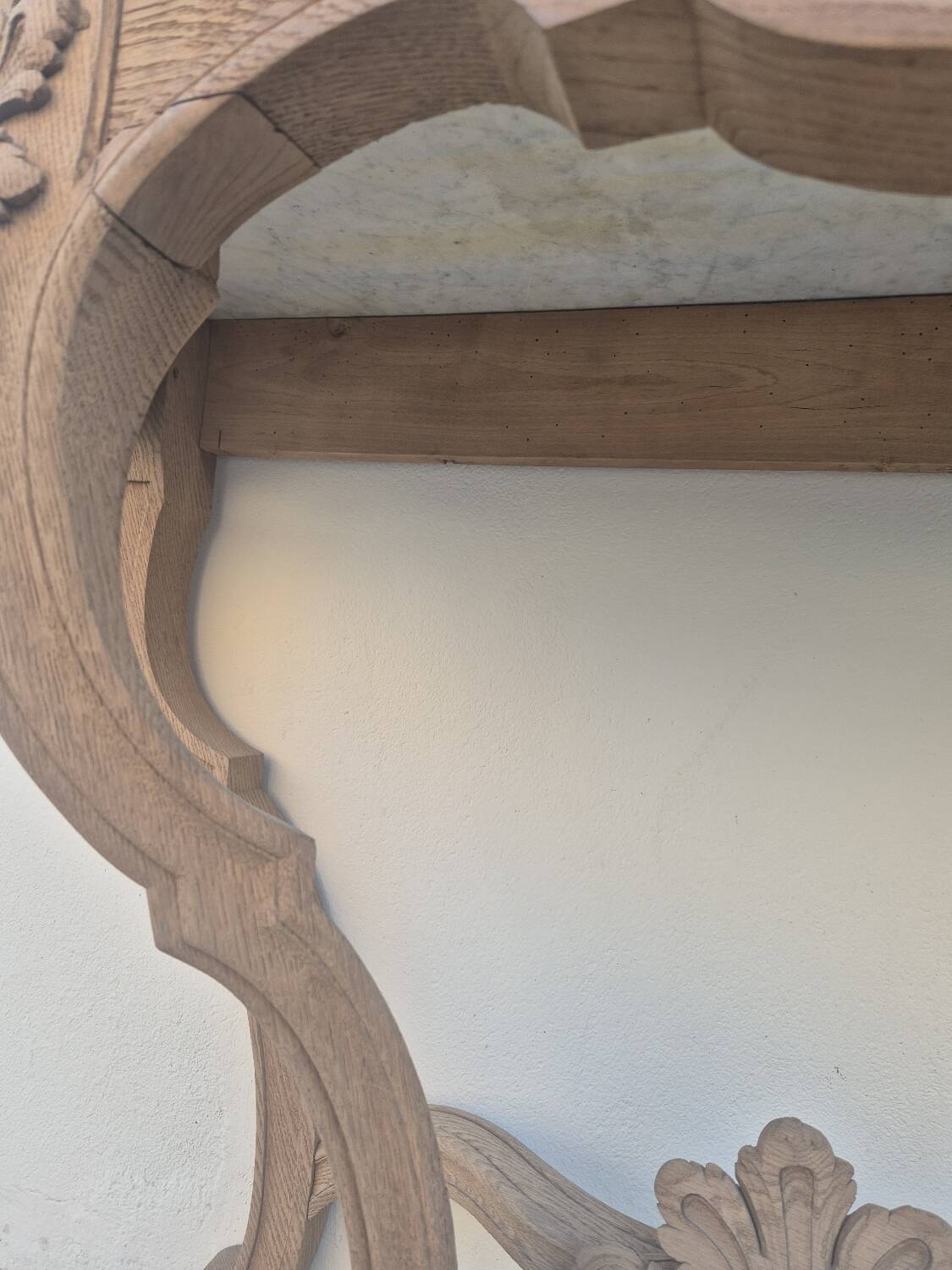 Louis XV curved console in solid oak, 18th century, decorated