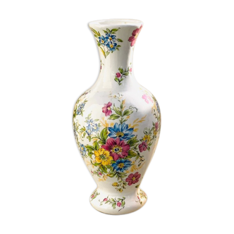 Vase decorates flowers