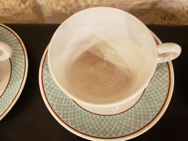 7 tasses & 8 sous tasses porcelaine opaque