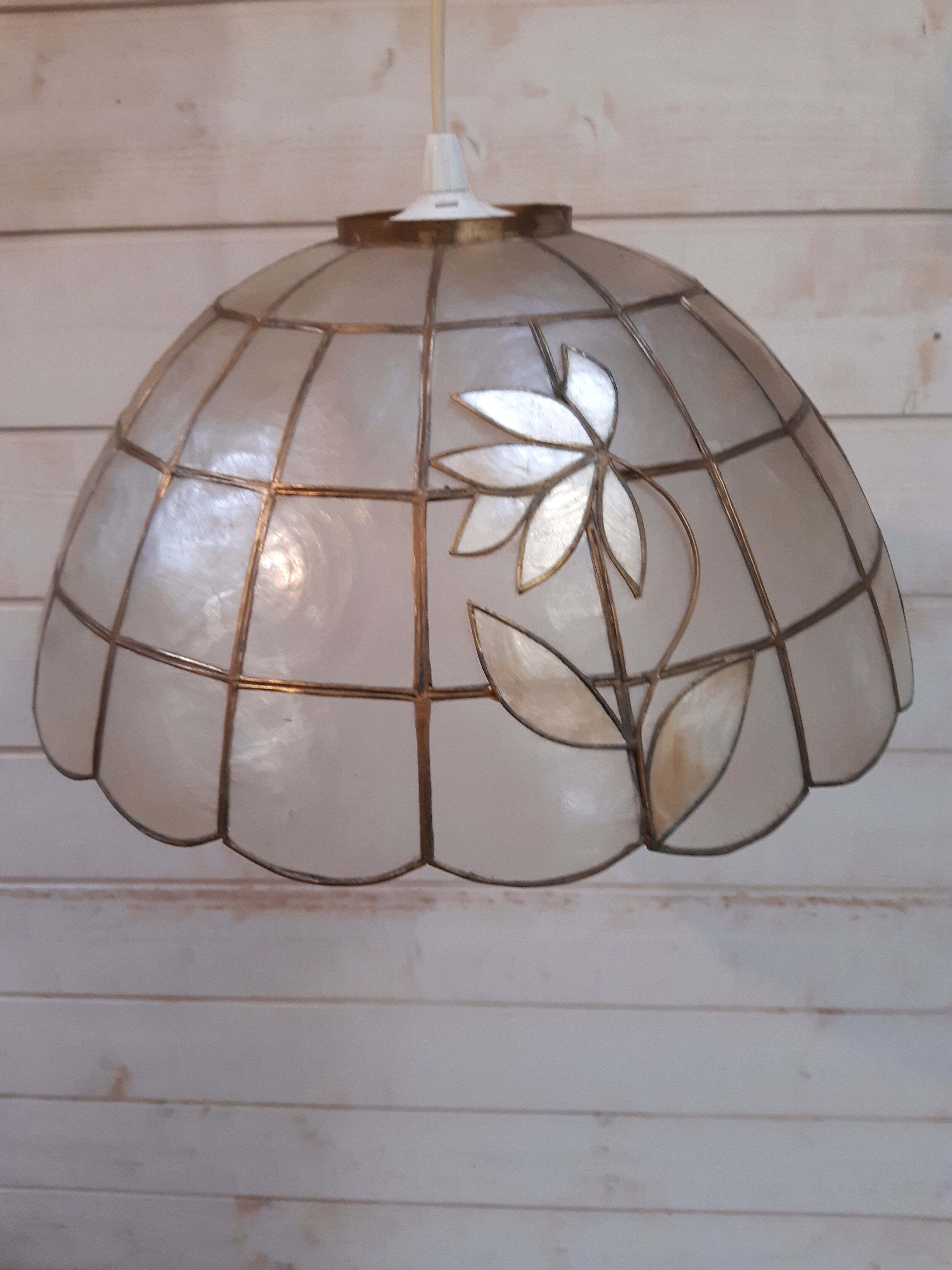 Mother-of-pearl suspension