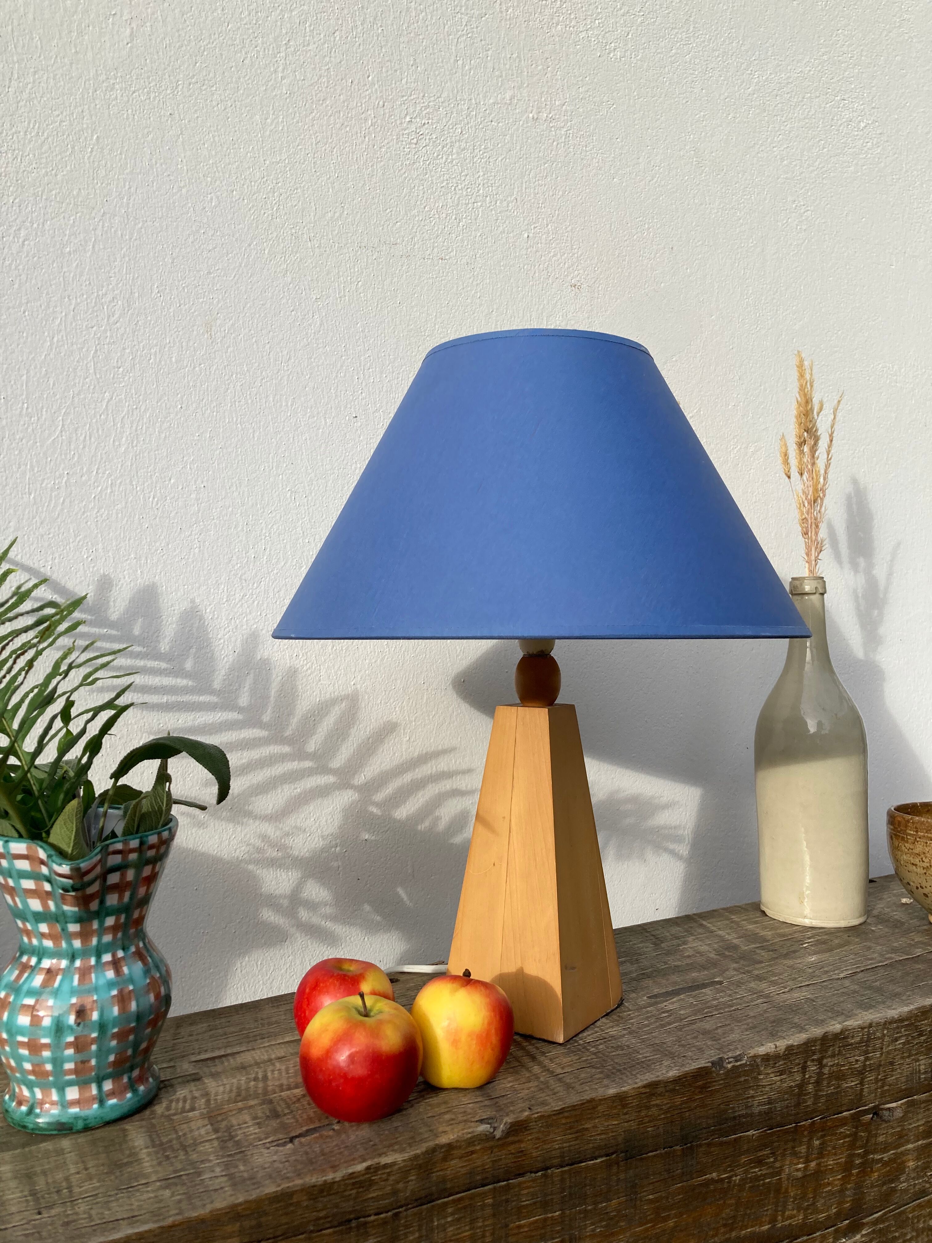 Lampe pyramide 80 en bois et abat jour bleu