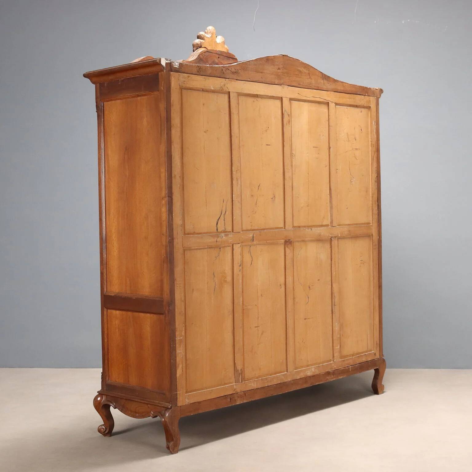 Armoire 3 portes ancienne de style baroque en noyer, XXe siècle