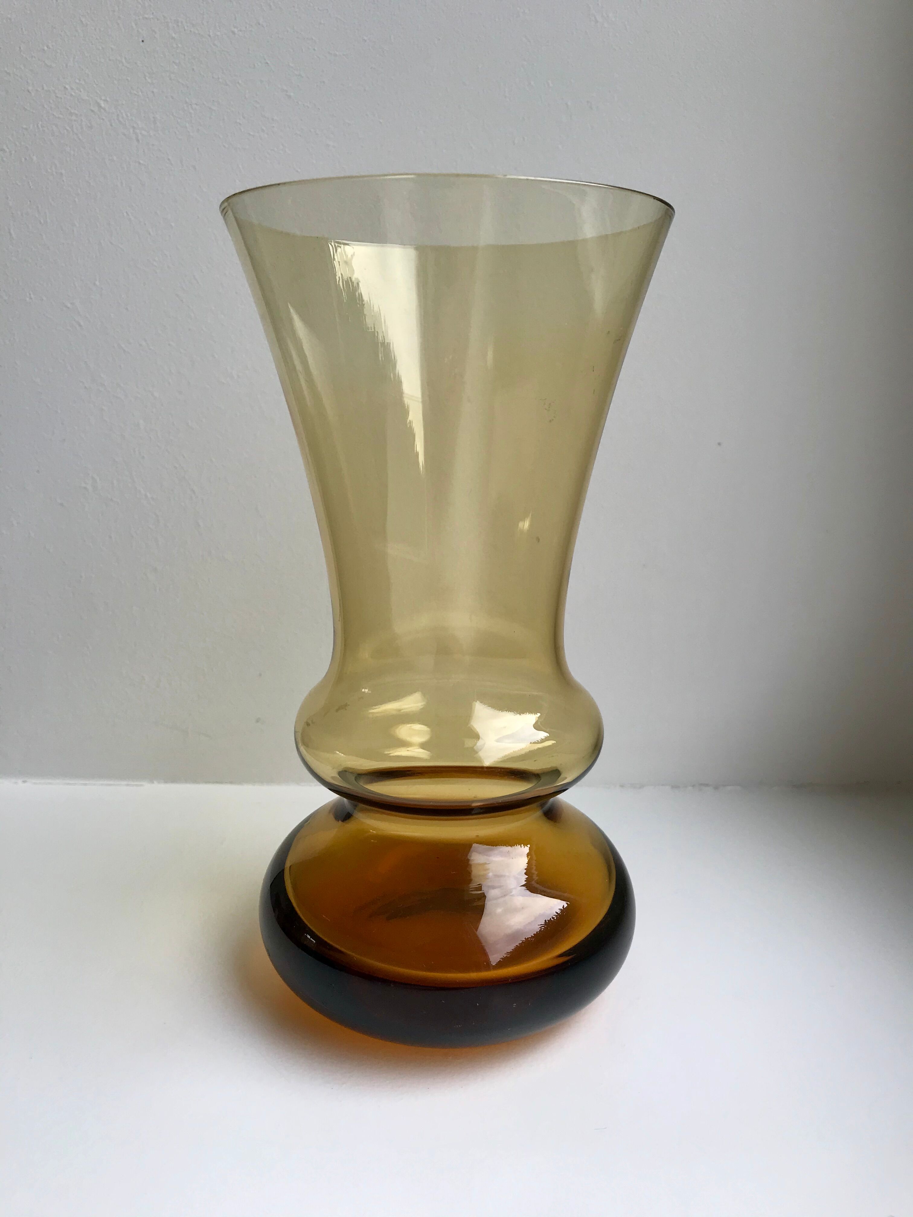 Vase diabolo en verre ambré années 70