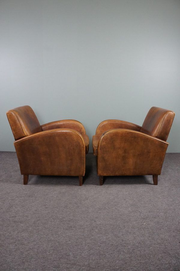 Paire de fauteuils en cuir de mouton