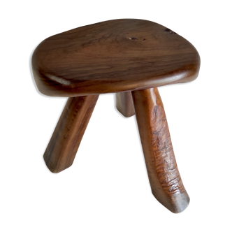 Tabouret tripode brutaliste en orme massif