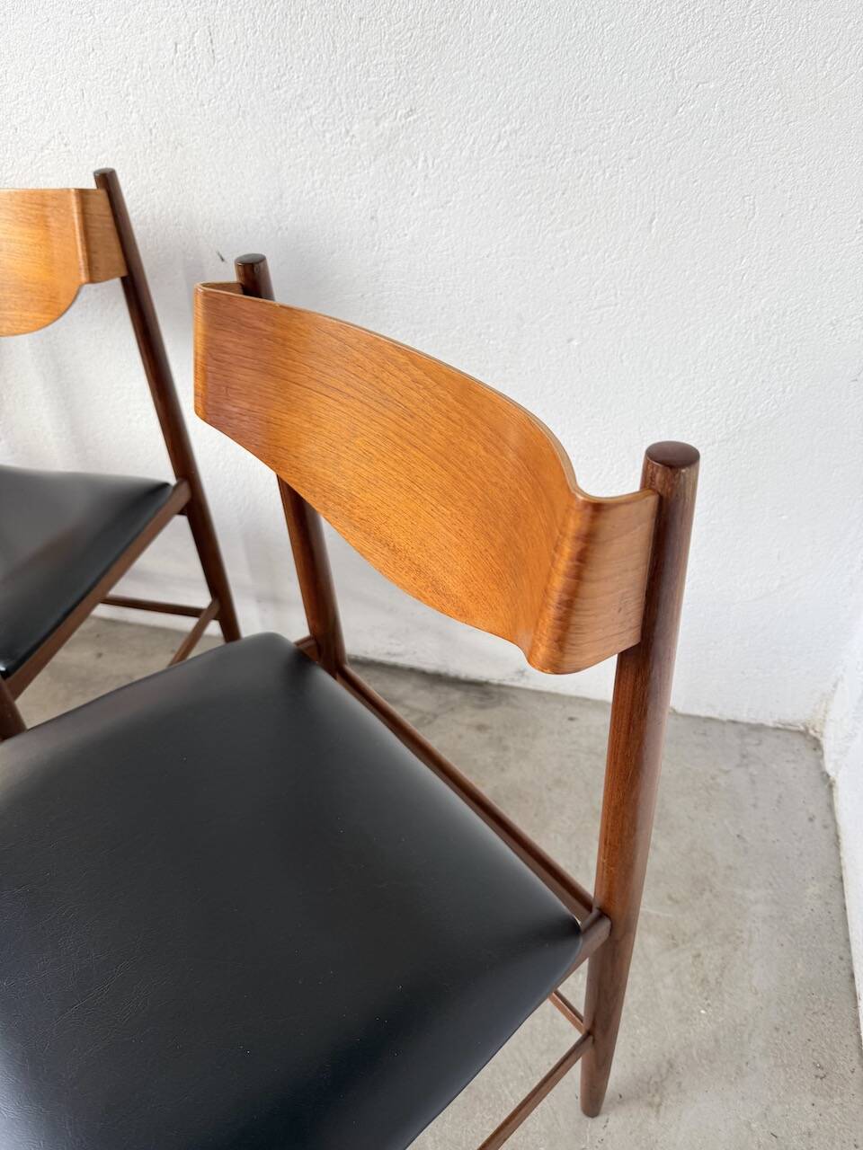 Set of 4 Italian chairs by Gianfranco Frattini.