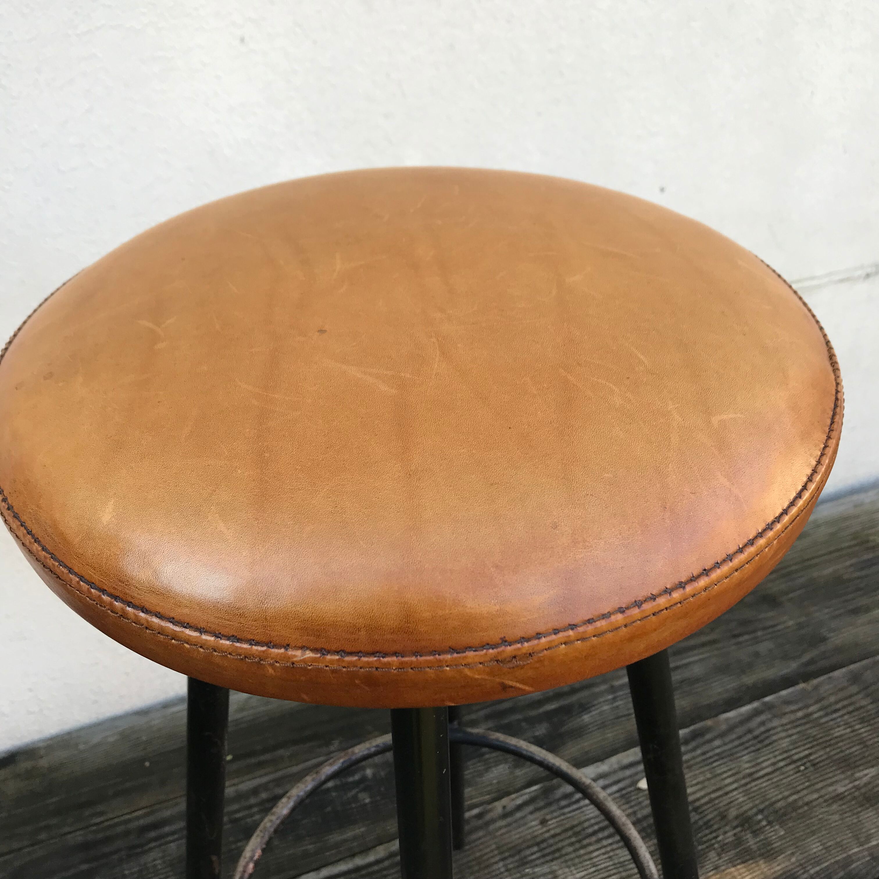Paire de tabourets de bar assise cuir vintage 1950-60