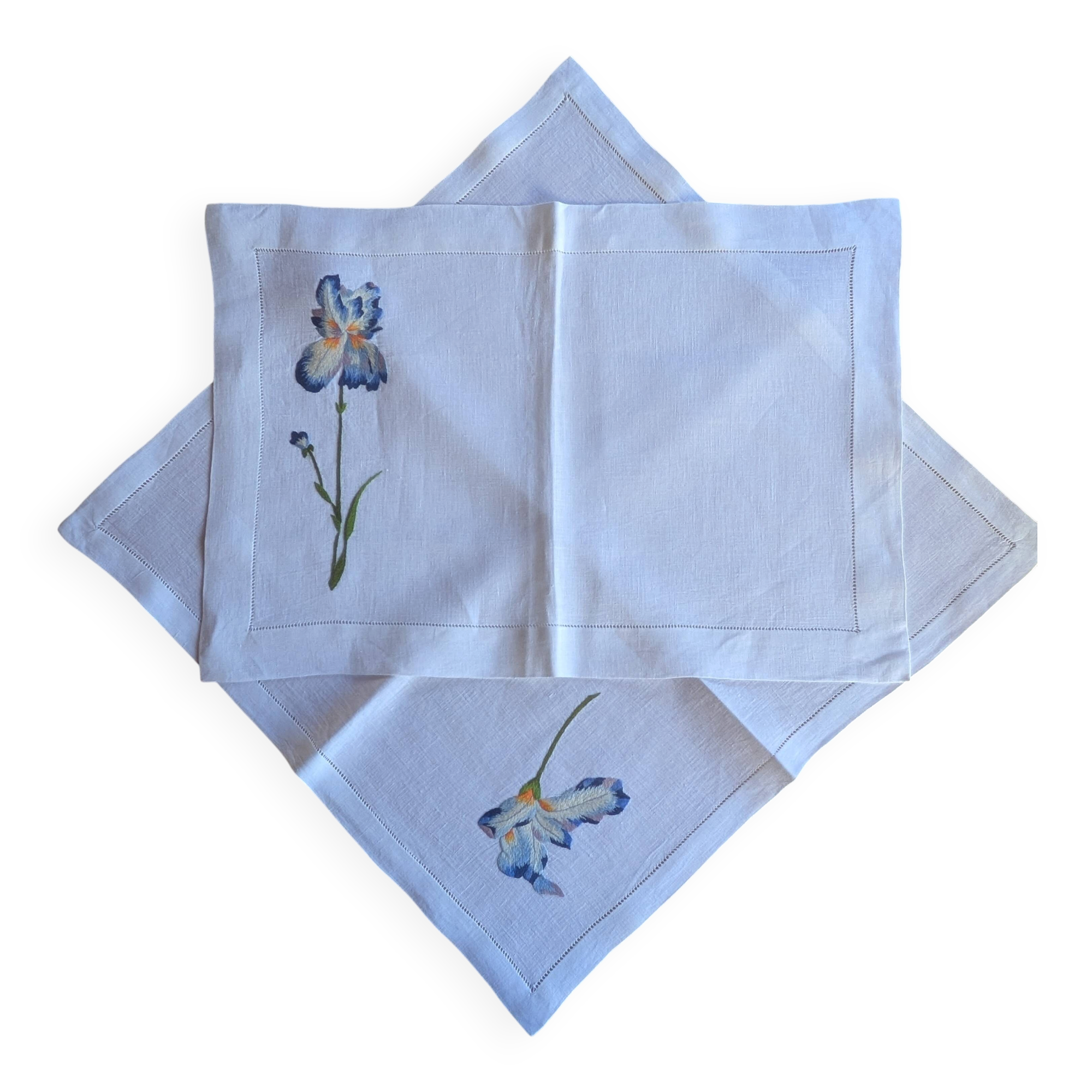 Set et sa serviette assortie motif Iris attribués à D. Porthault