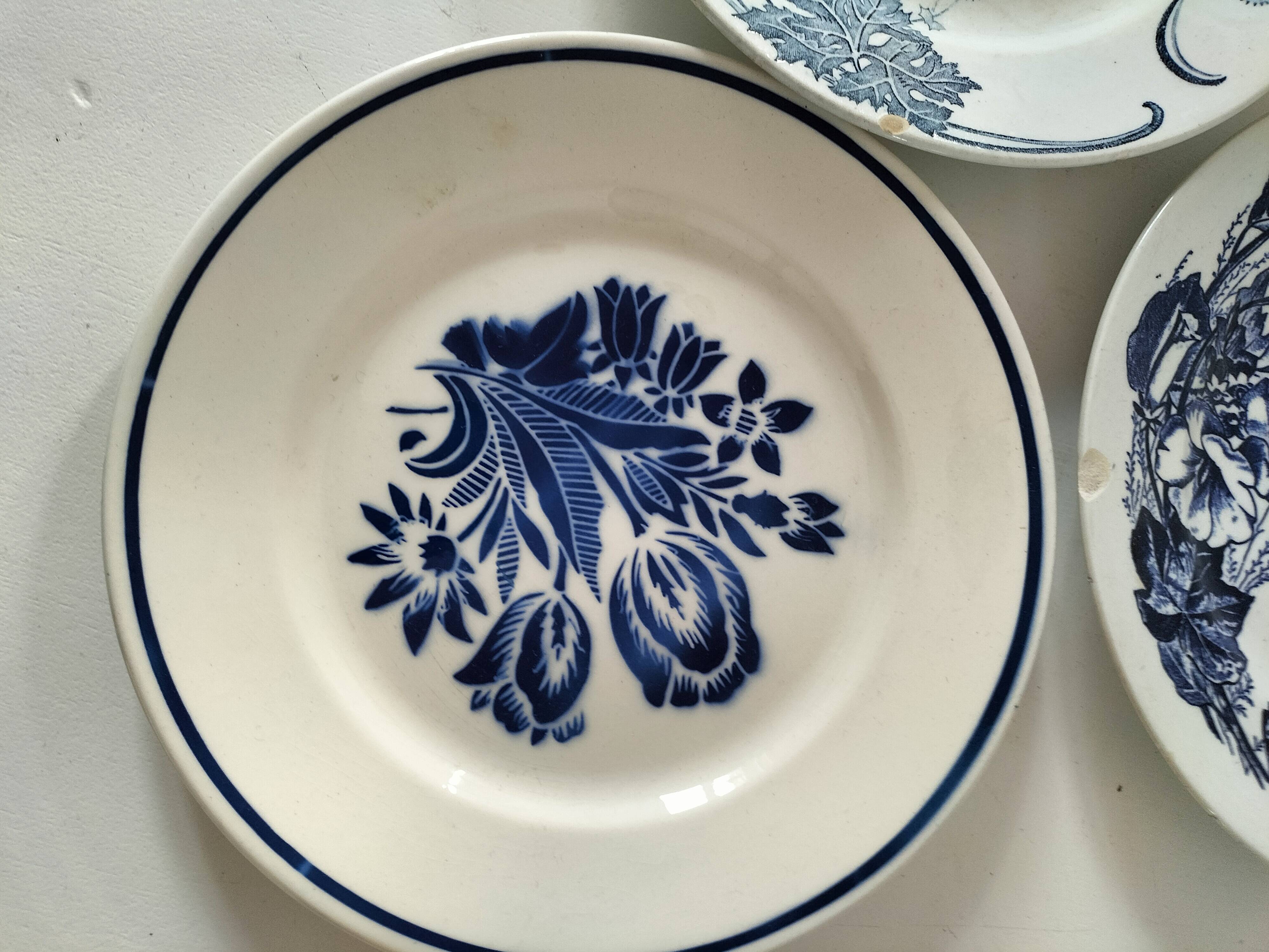 8 ironstone plates from the 19th century in blue camaïeu, mixed manufacturers.