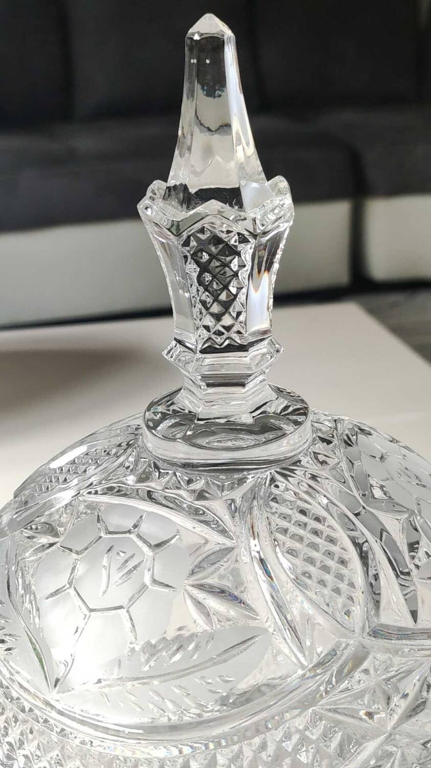 Large Bonbonniere/Drageoir in Bohemian crystal. Frosted floral motifs, diamond tip. Boho chic