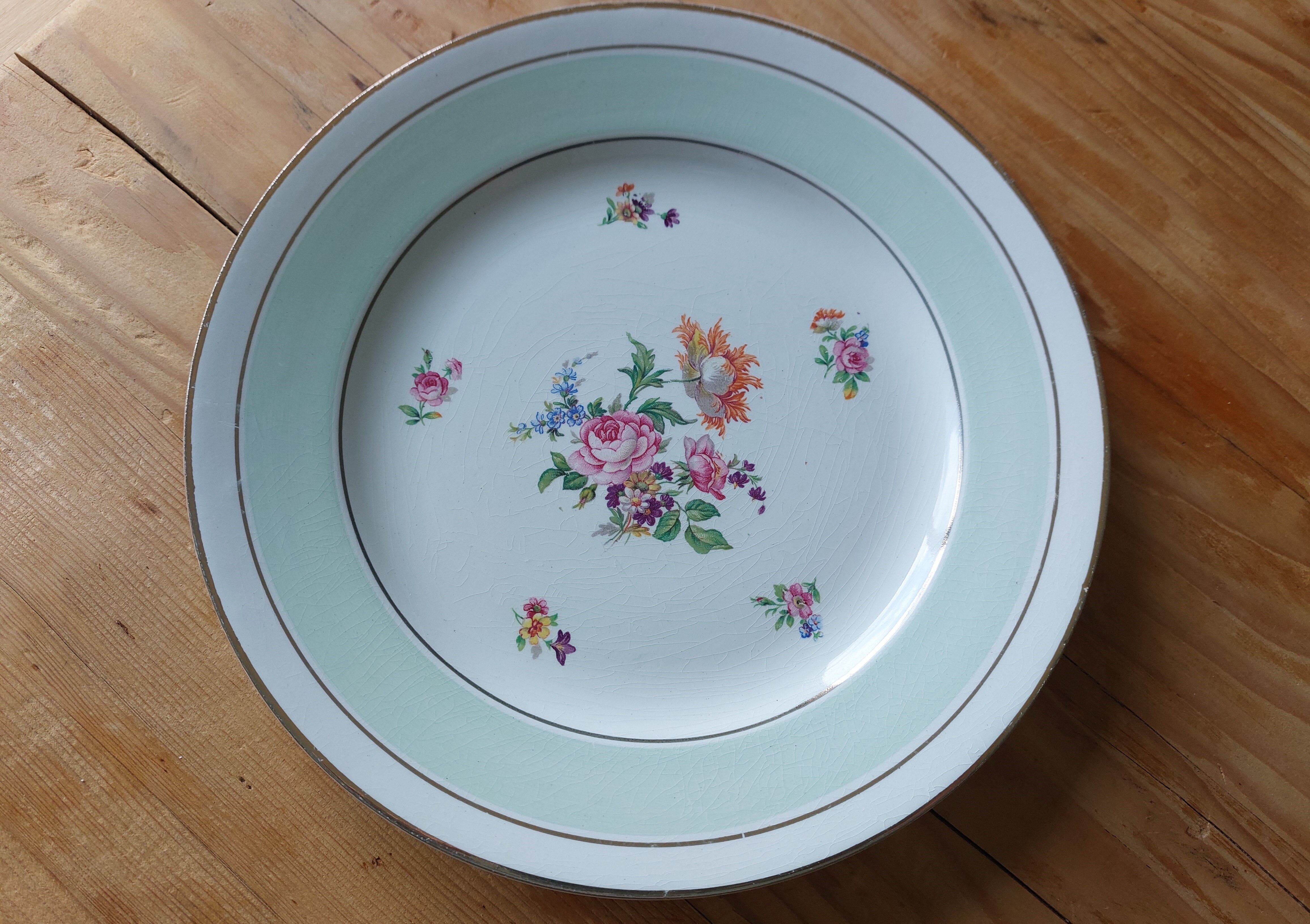 Flat almond green half-porcelain plates