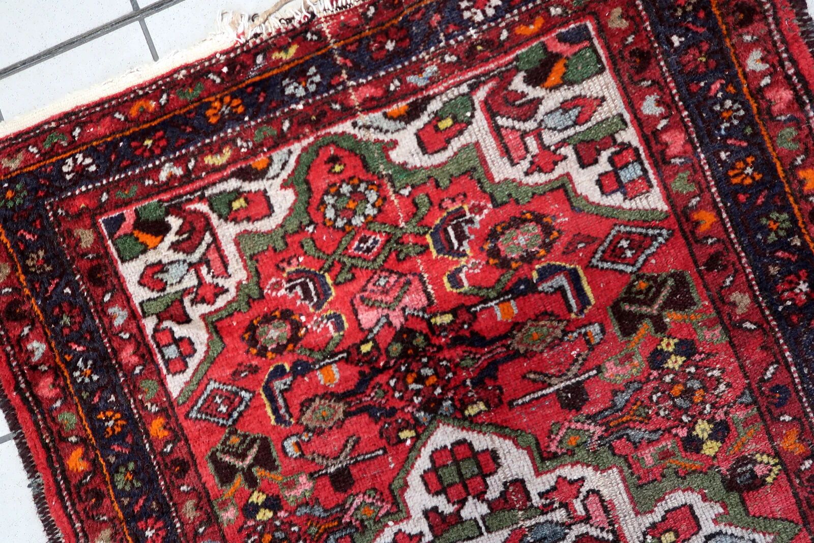 Antique 1920s Persian Hamadan rug, floral medallion, 104cm x 145cm