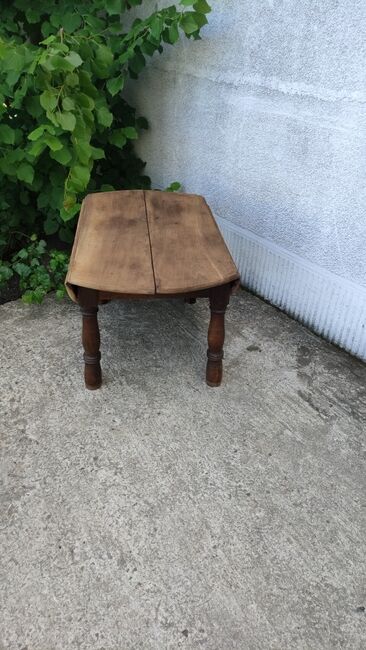 Folding low round table