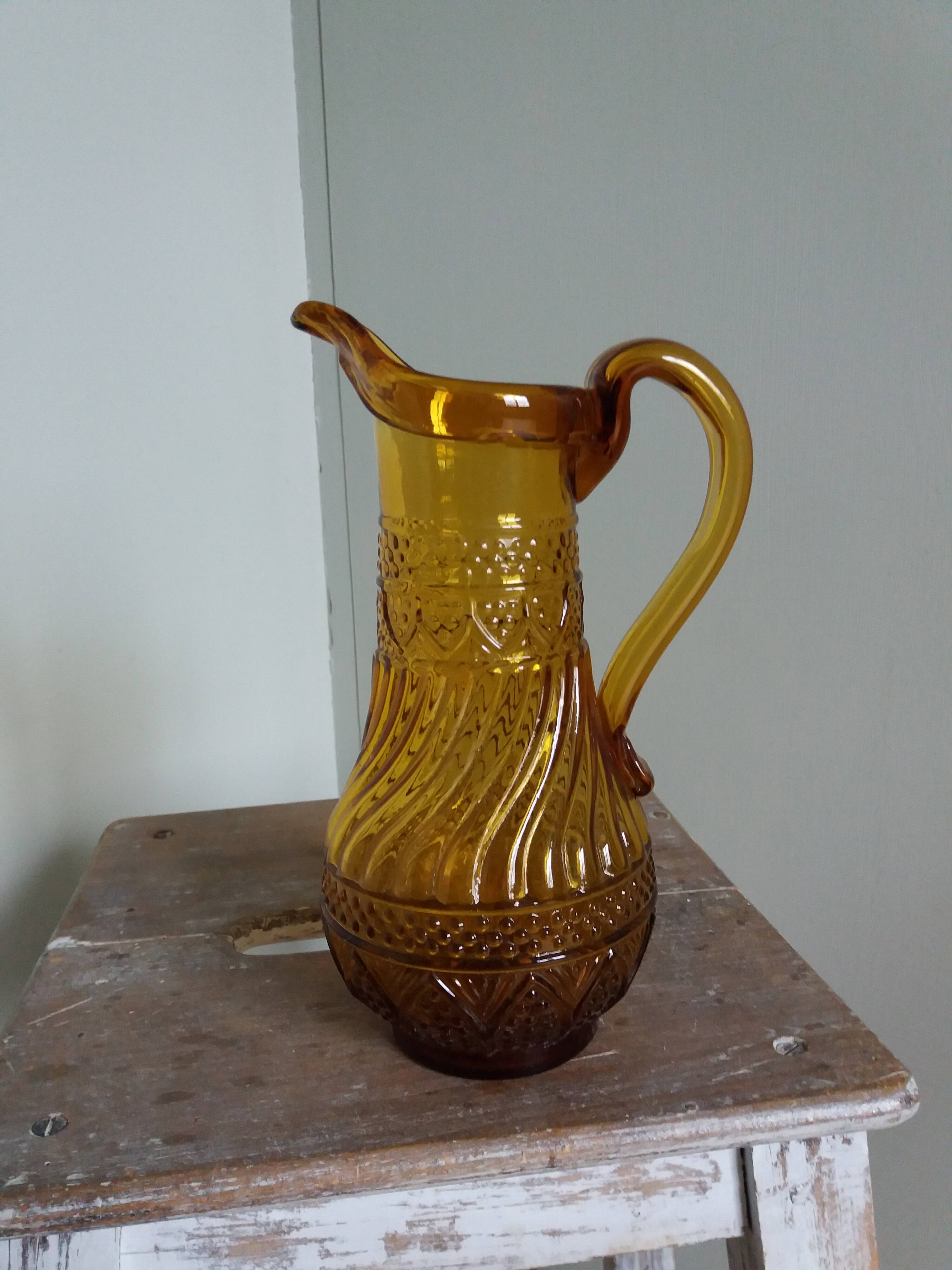 Pichet en verre ambré