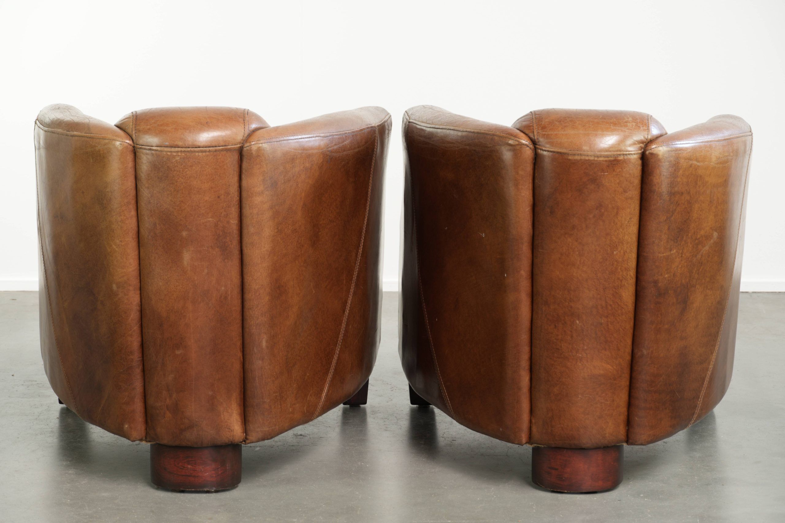 Ensemble de deux fauteuils aviateur vintage en cuir de vachette grainé.