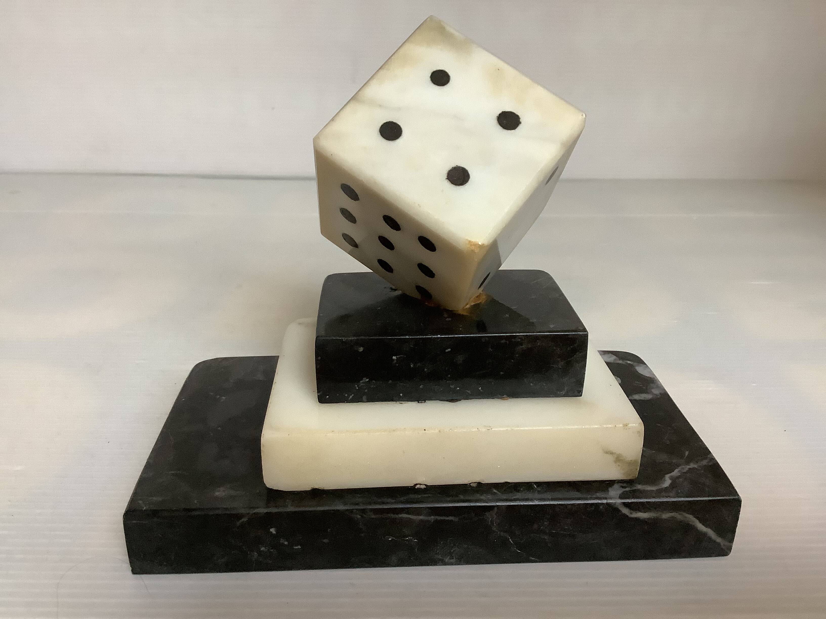 Un serre livre dés à jouer en marbre