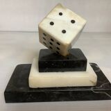 Un serre livre dés à jouer en marbre