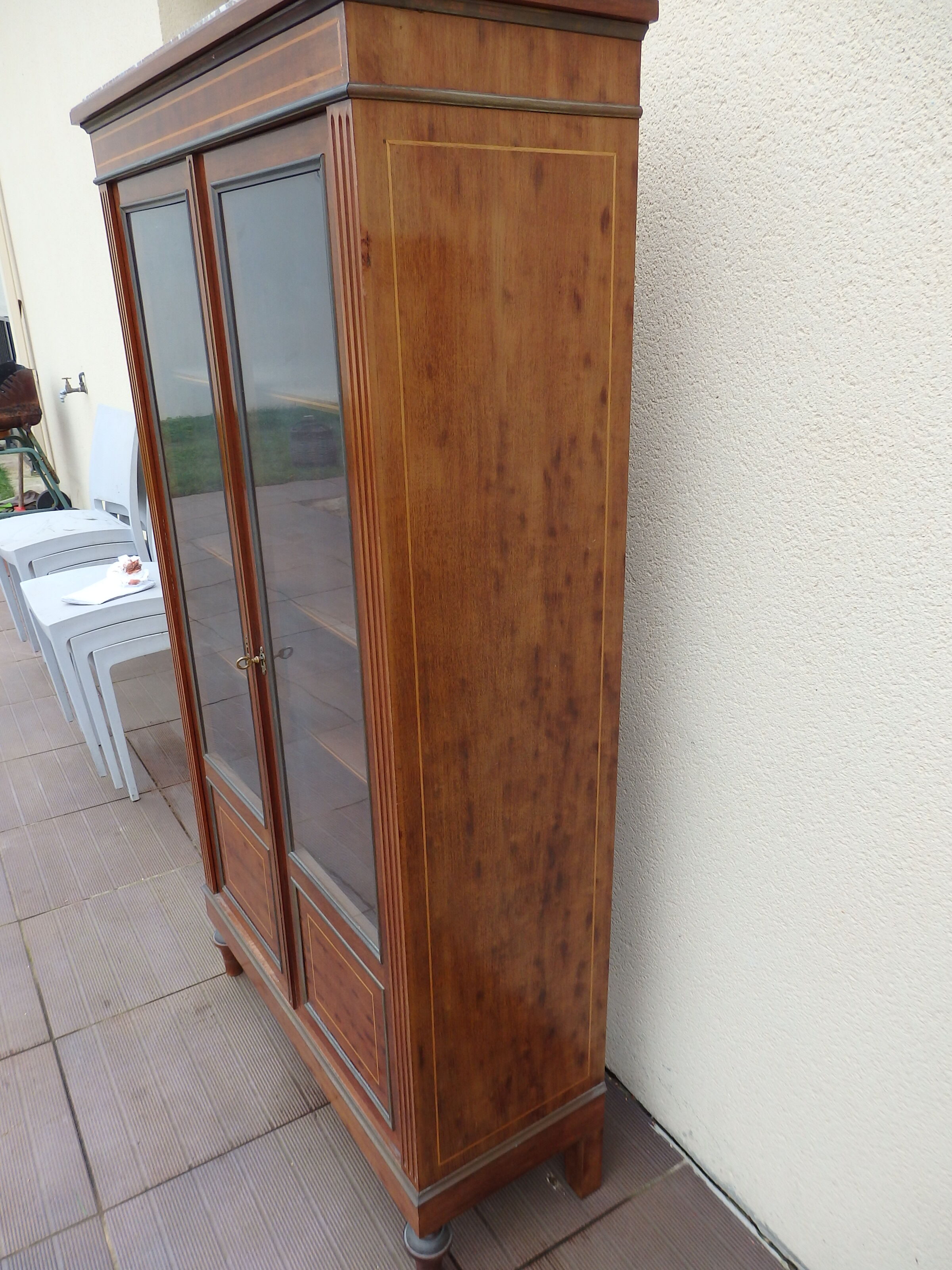 louis XVI showcase furniture