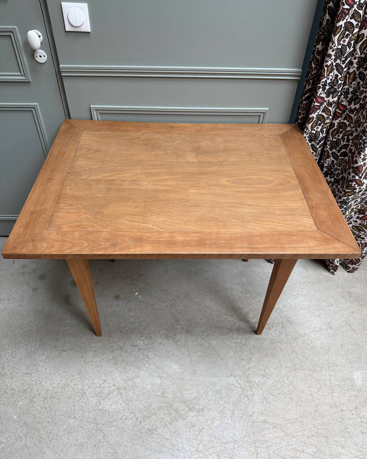 Bureau vintage aux pieds fuseaux, rénové