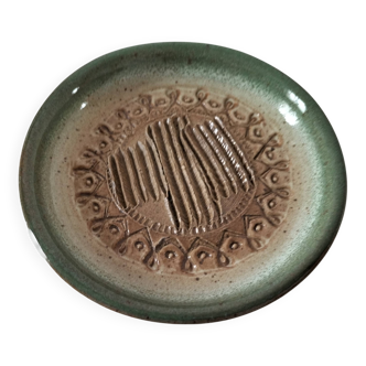 Signed stoneware bowl from Puisaye, relief decoration.