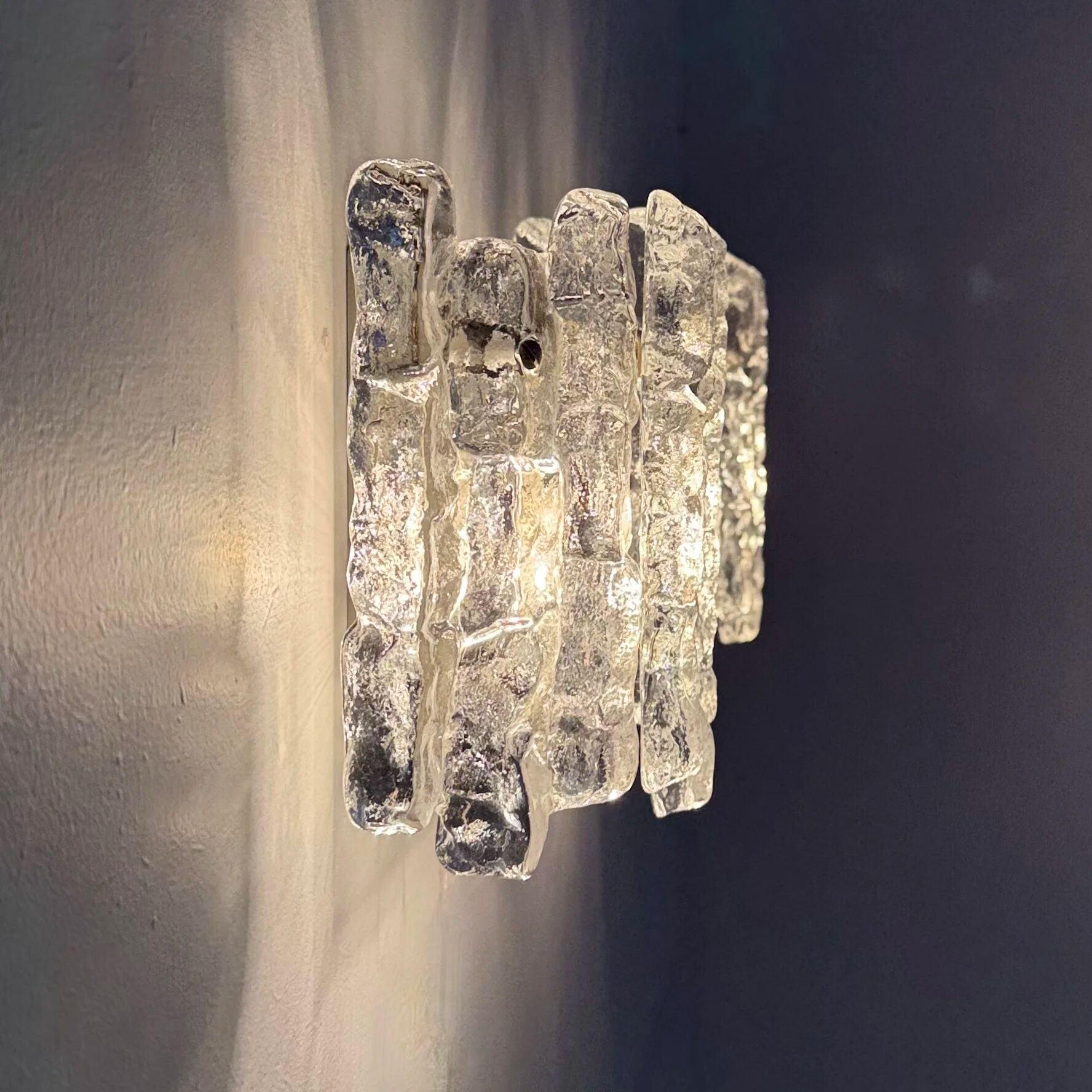 Paire de appliques murales en verre glacé et métal par J.T. Kalmar pour Kalmar, années 60.