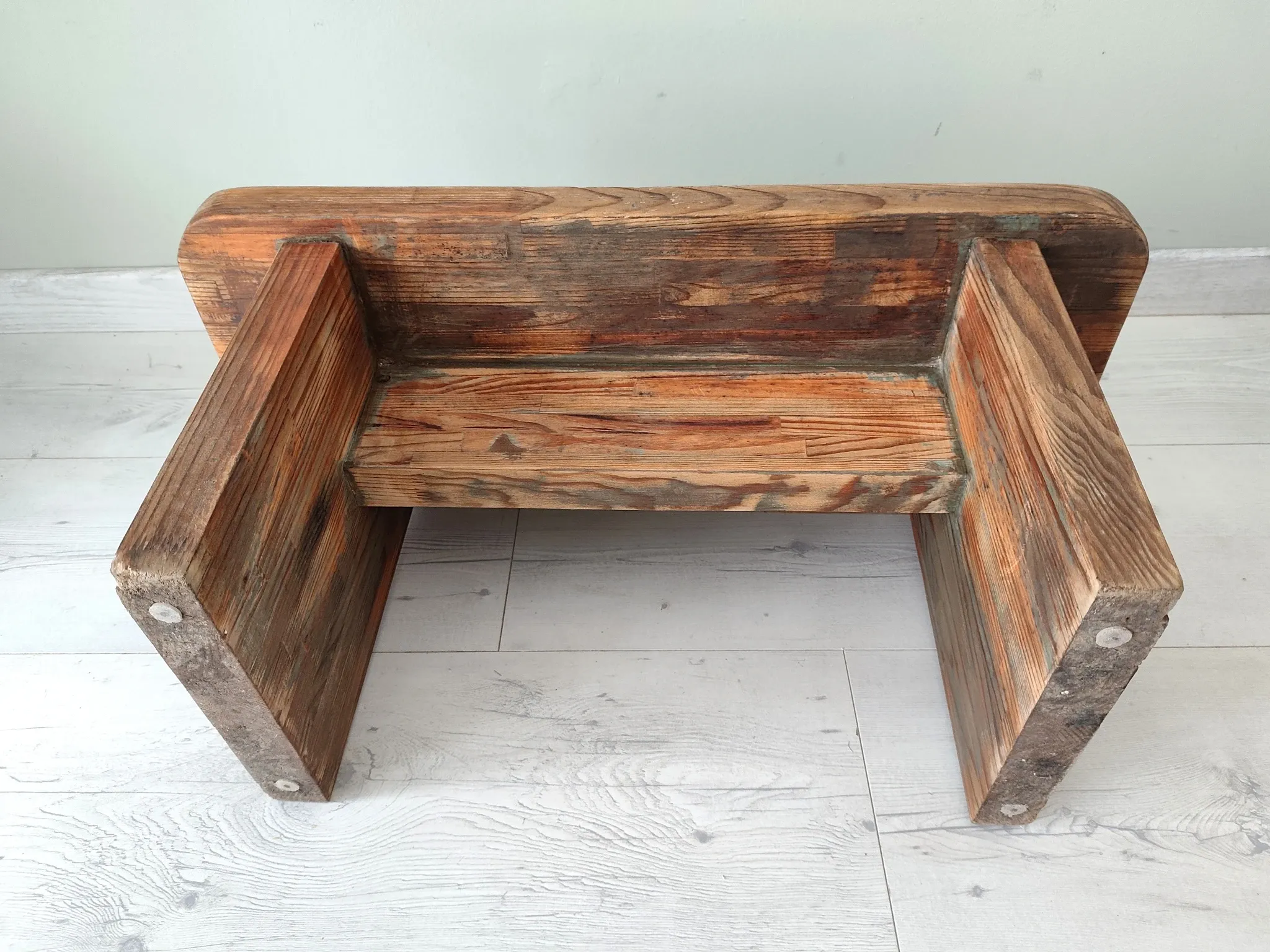 Petit banc rustique en bois