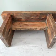 Petit banc rustique en bois