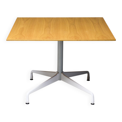 Table à manger Eames à base segmentée par Vitra - Plateau carré en chêne sur mesure