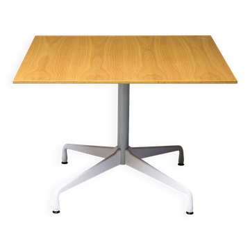 Table à manger Eames à base segmentée par Vitra - Plateau carré en chêne sur mesure
