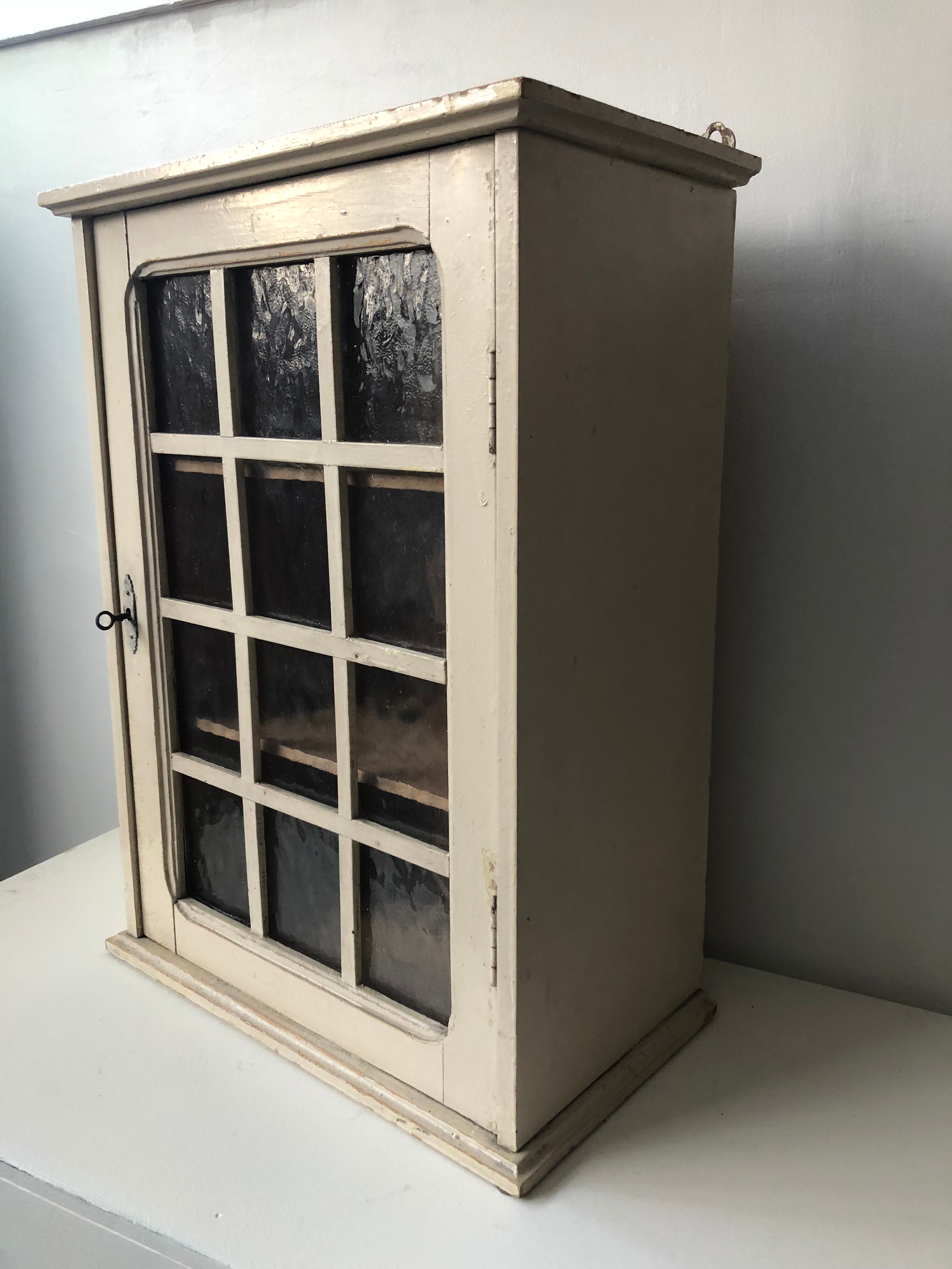 Medicine wardrobe glazed braces