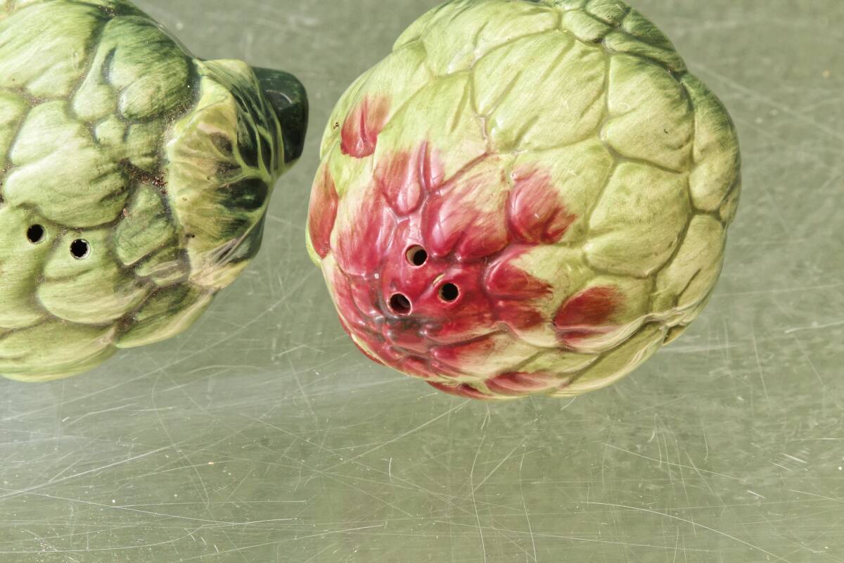 Pair of salt and pepper shakers in earthenware, artichokes