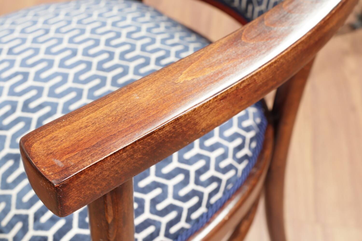 Thonet living room set, in wood and blue jacquard, 1910