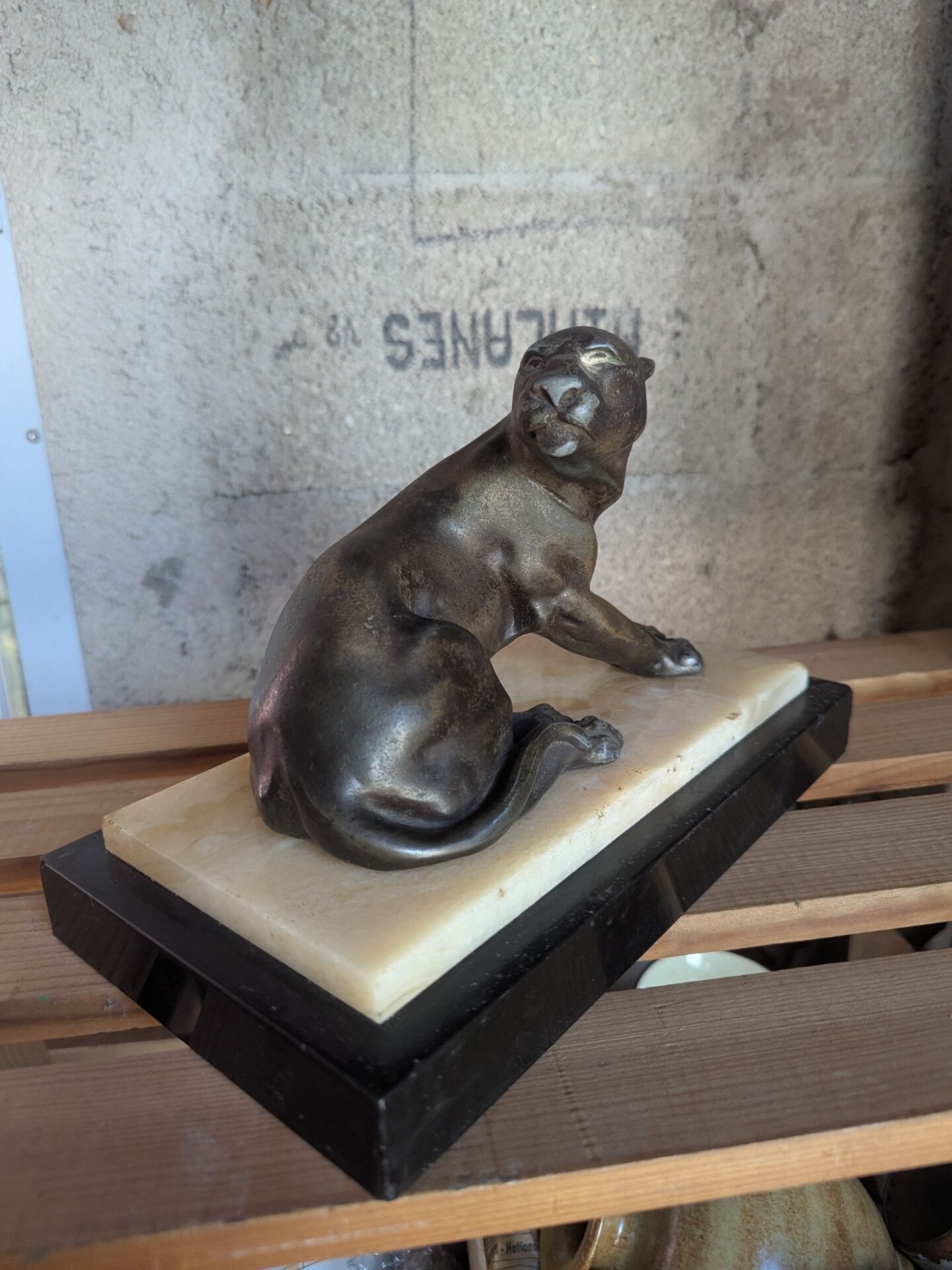 Art Deco Panther in patinated cast iron on a base of onyx and black marble