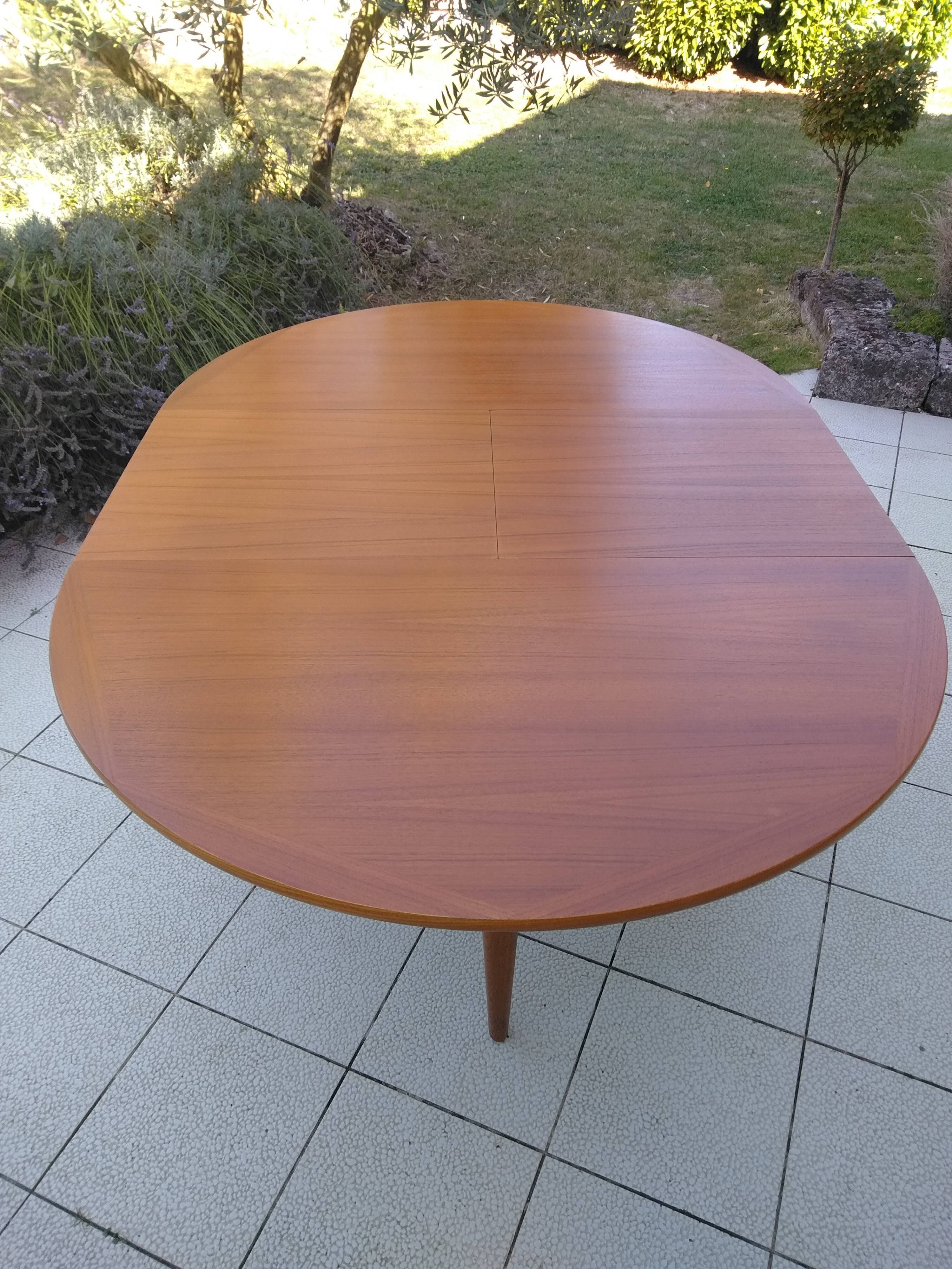 Scandinavian round table