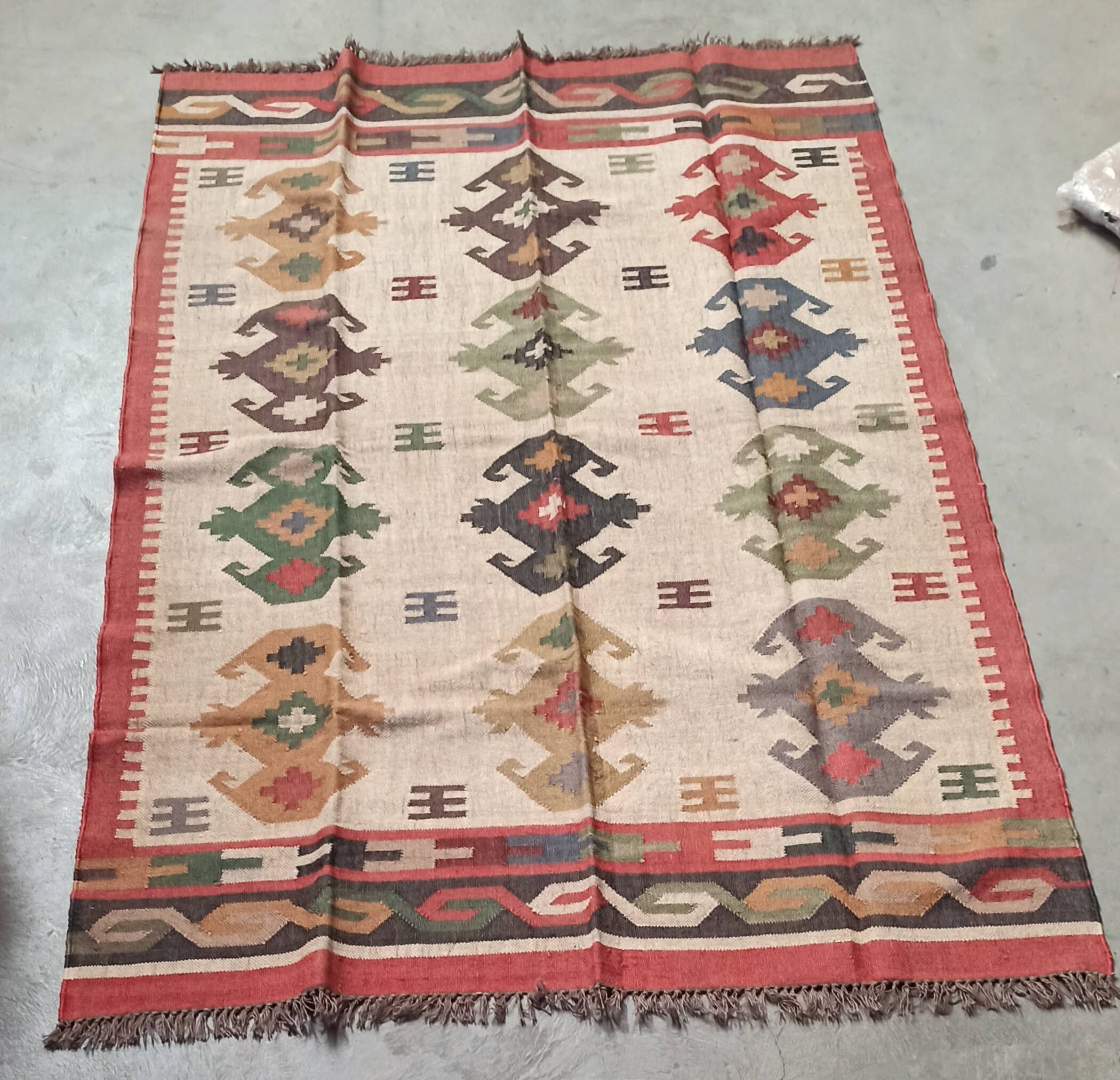 Tapis kilim en toile de jute et coton. 185cm x 285cm