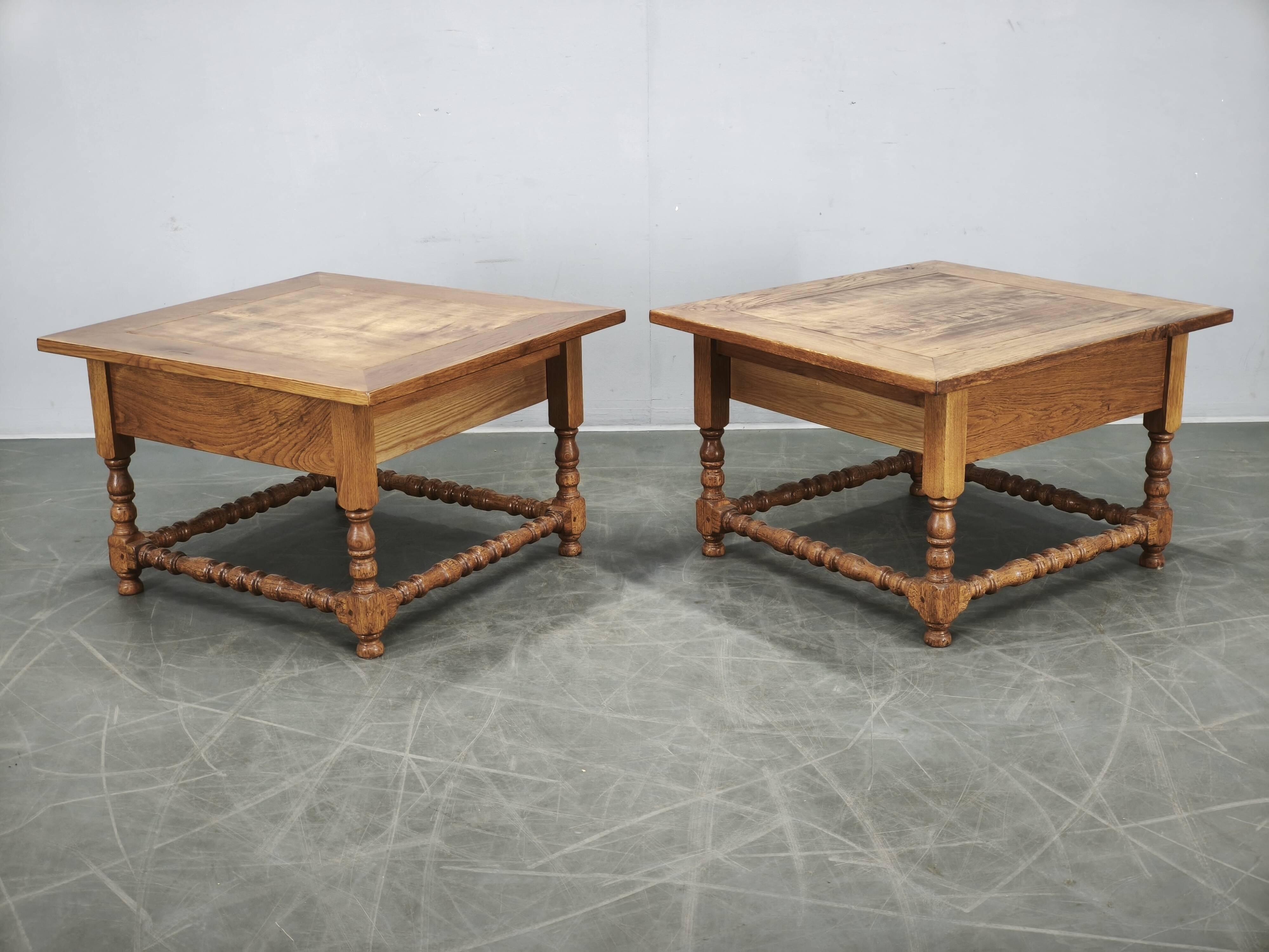 Paire de grandes tables de nuit en chêne massif européen, années 1980.