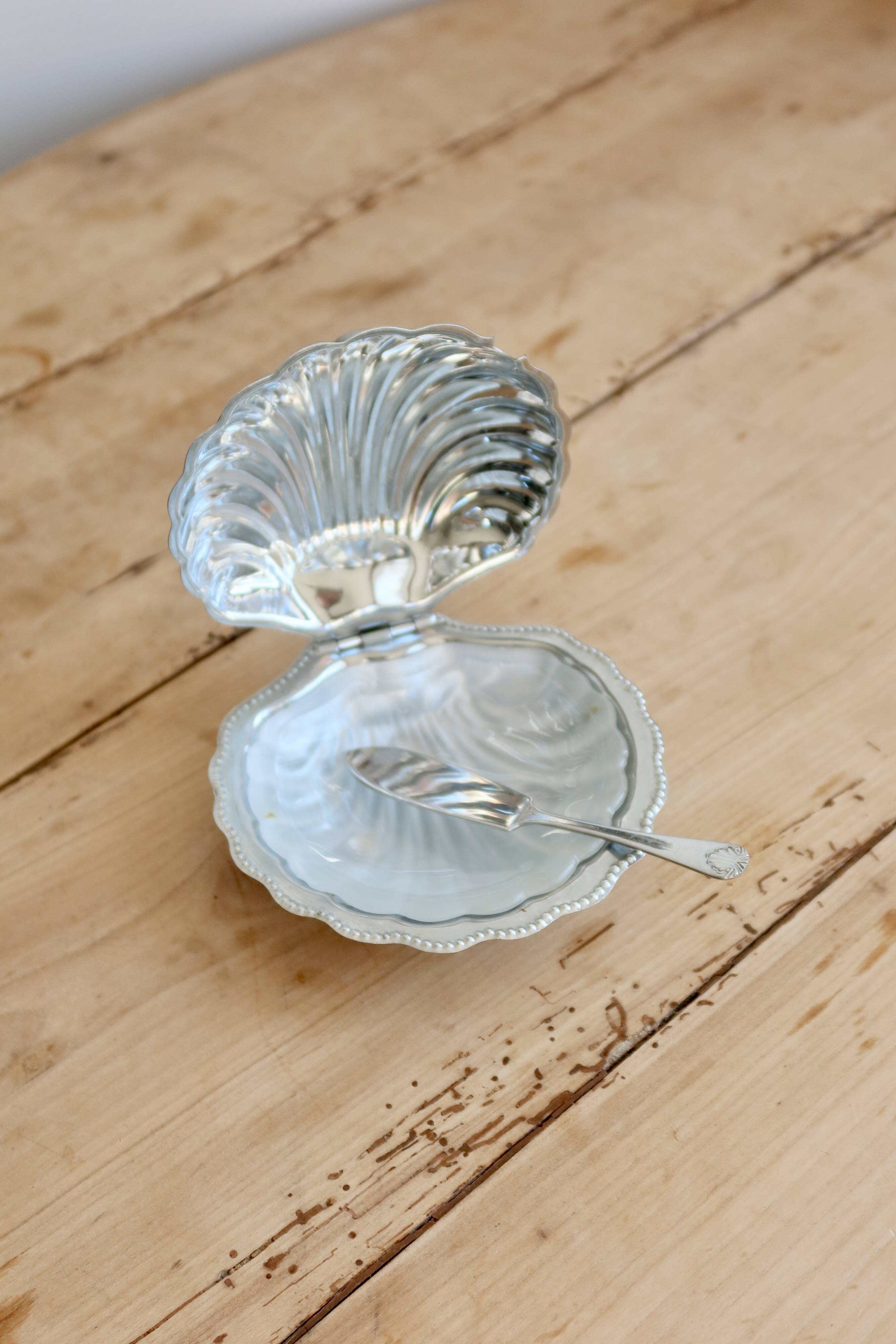 Vintage shell butter dish in silver-plated metal and glass with knife - Style
