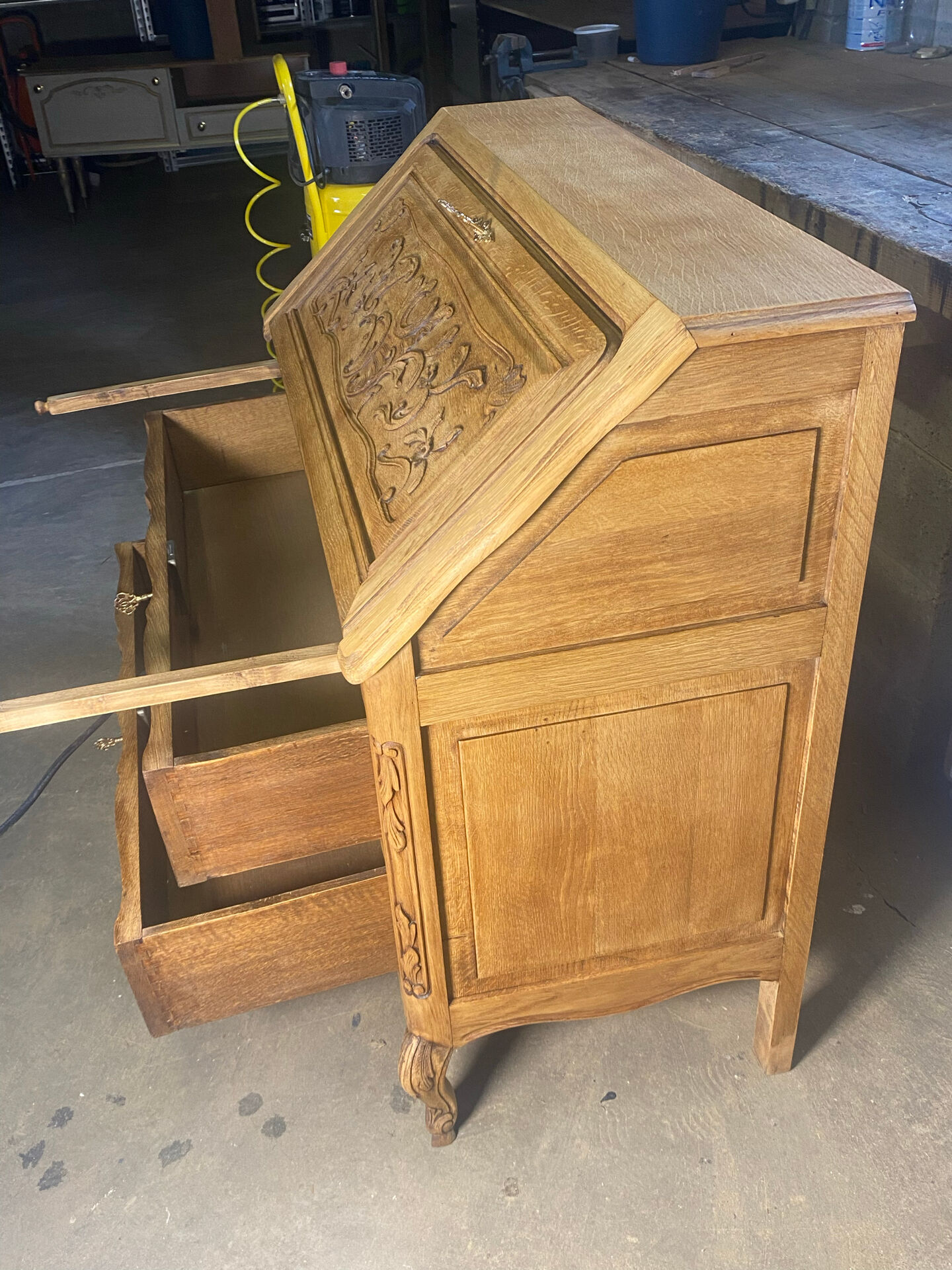 Bureau Secrétaire en Chêne Massif Sculpté