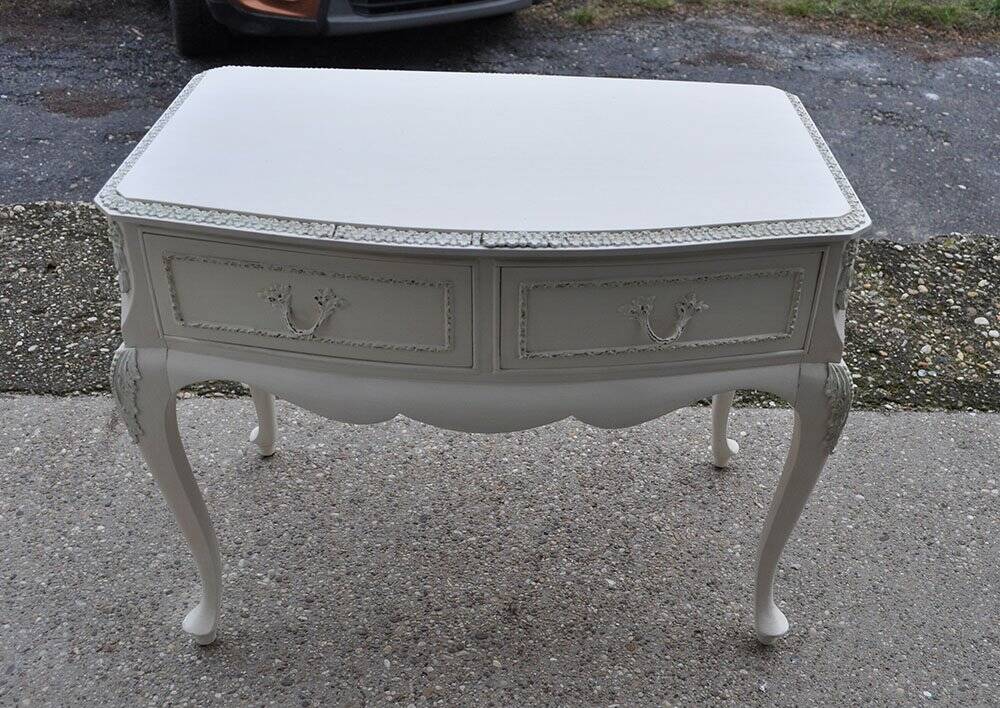 Petite commode Louis XV en bois peint blanc, style rocaille vintage des années 1960