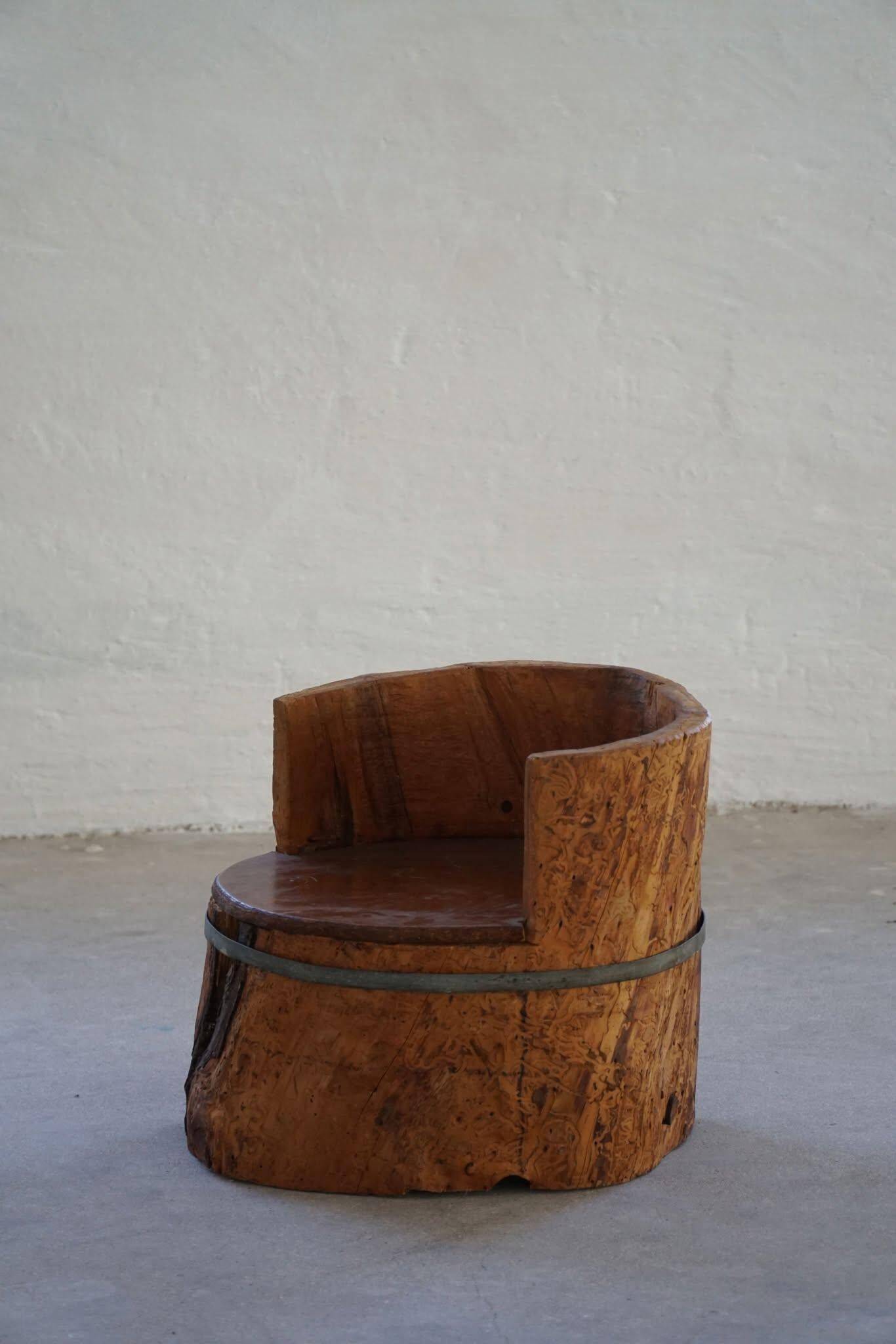 Primitive stump seat in pine, hand-carved, modern Swedish, Wabi Sabi, 1900s.