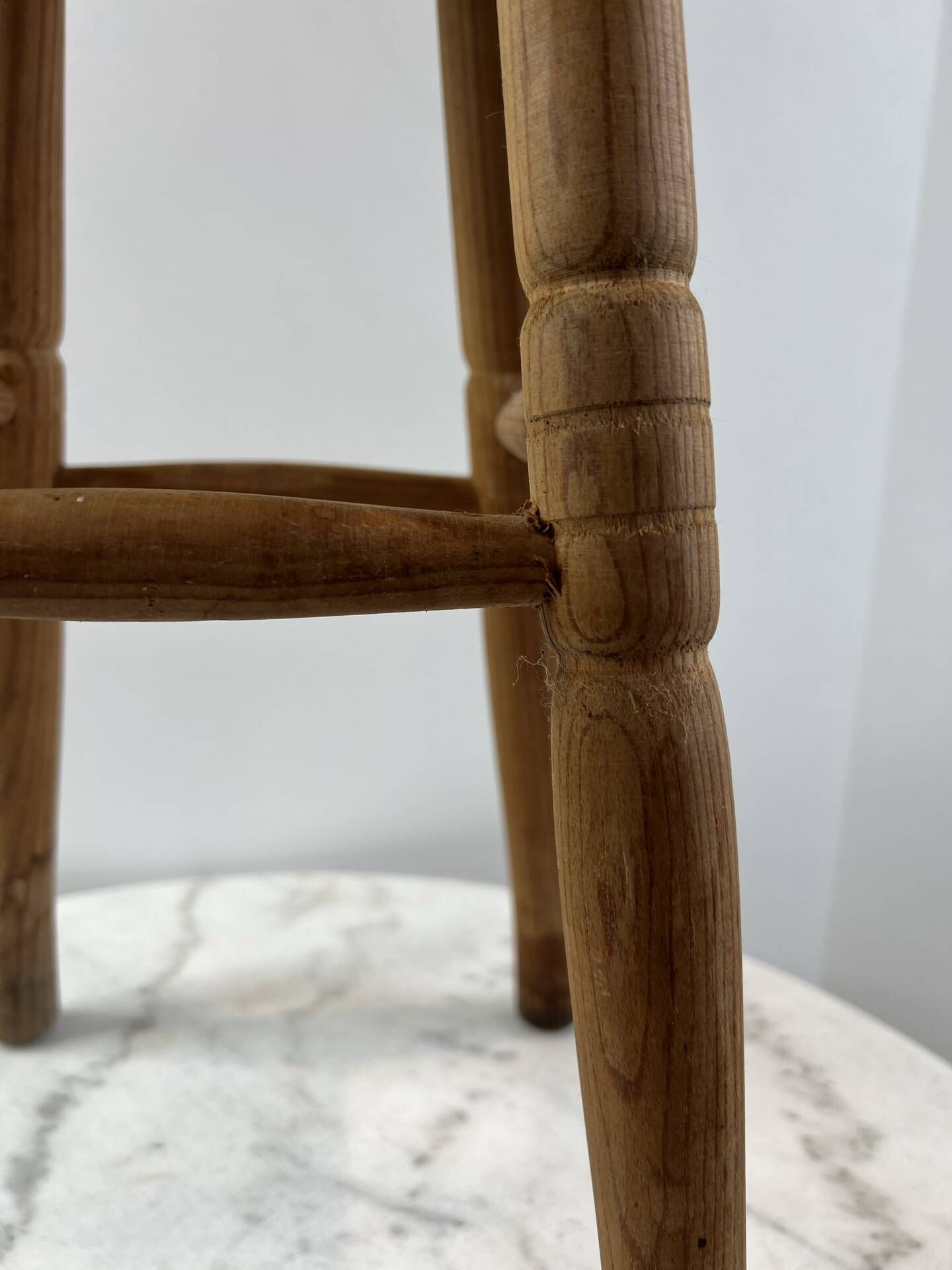Tabouret haut en bois tourné à trois pieds