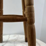 Tabouret haut en bois tourné à trois pieds