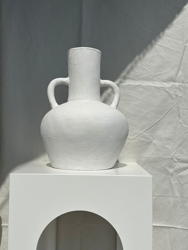 Vase artisanal en terracotta peint en blanc à double anses h:40 d:30