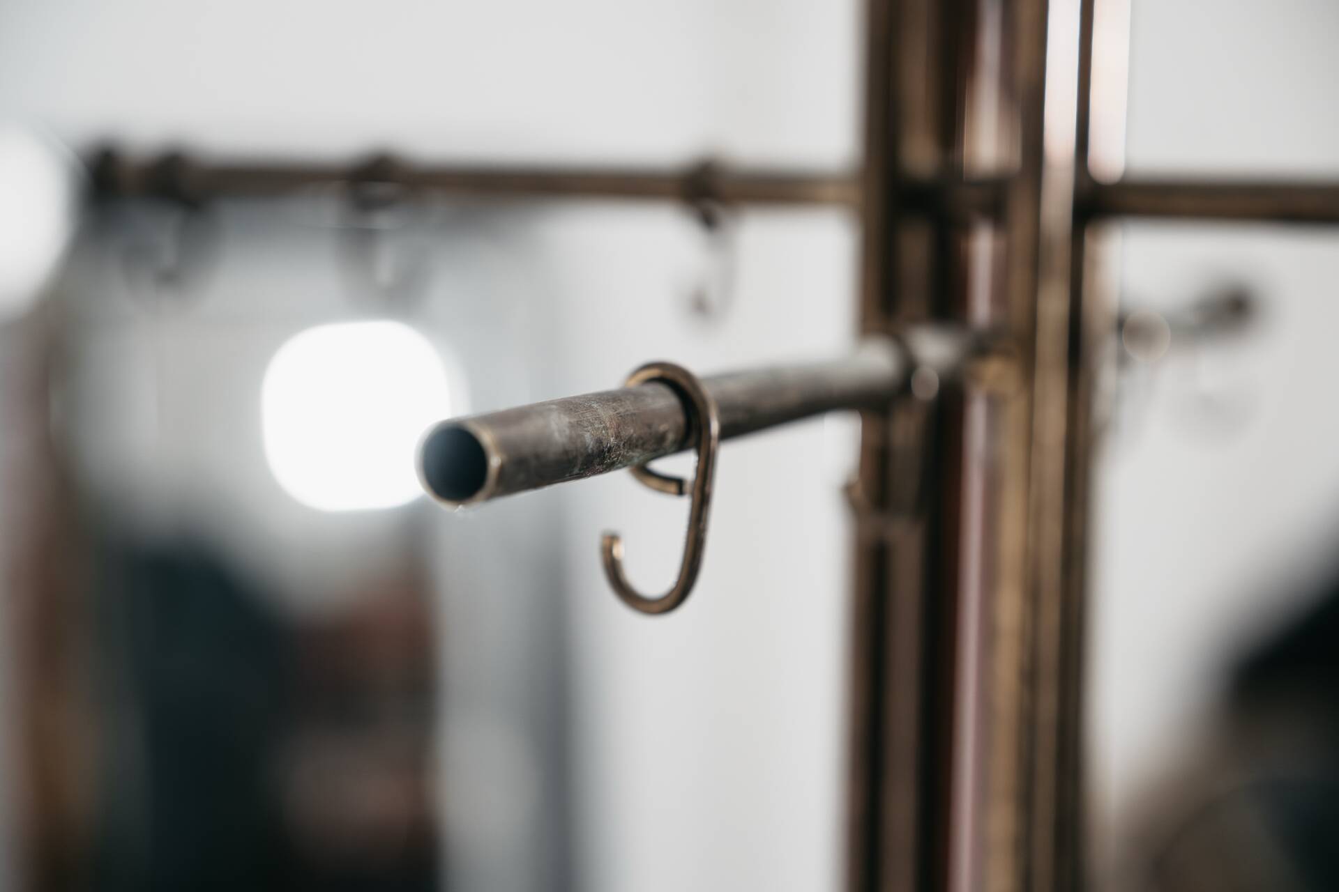Porte-manteau moderniste en marbre et laiton Renato Zevi Metalarte