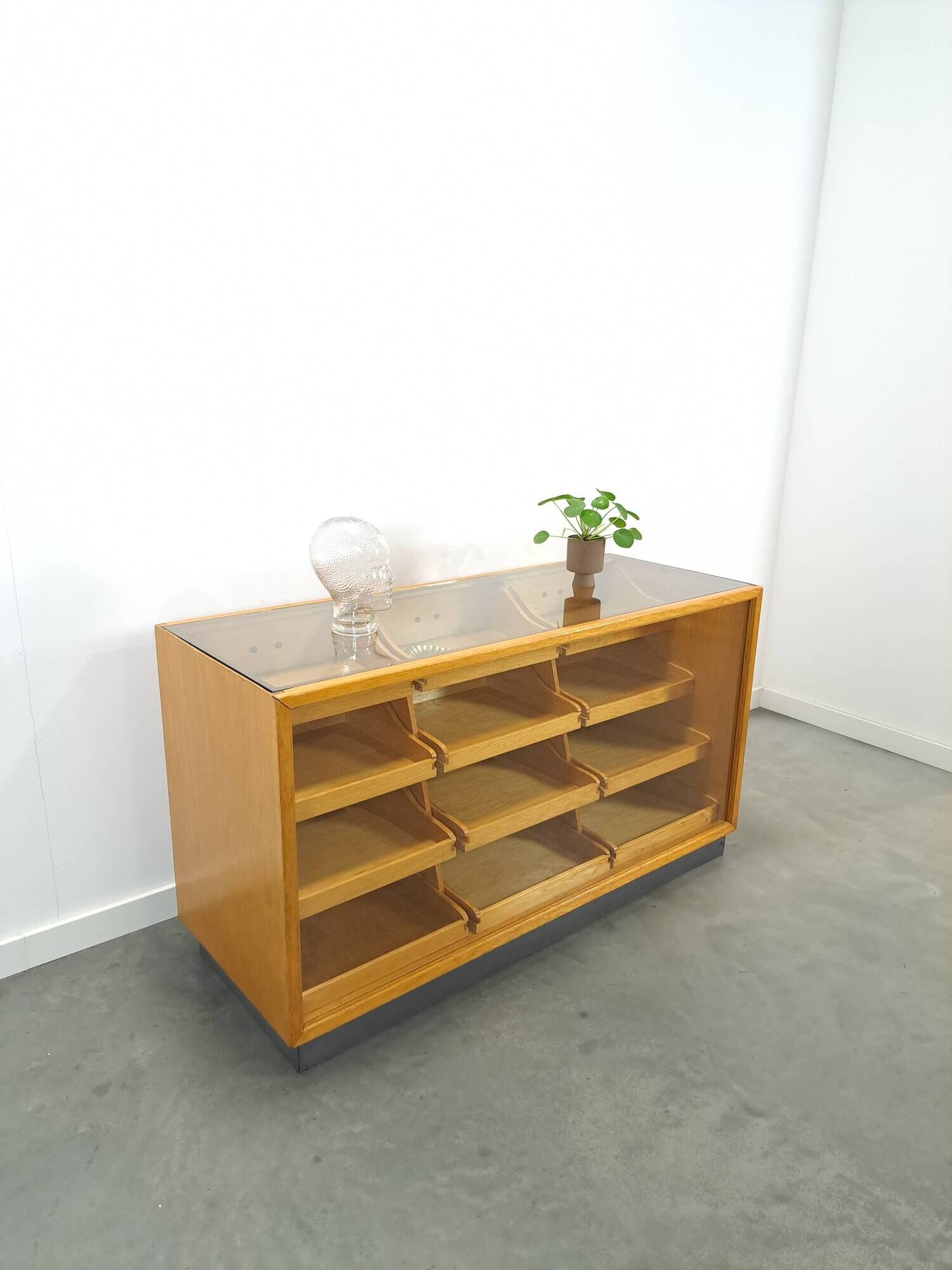 Vitrine de comptoir avec 12 tiroirs et plateau en verre