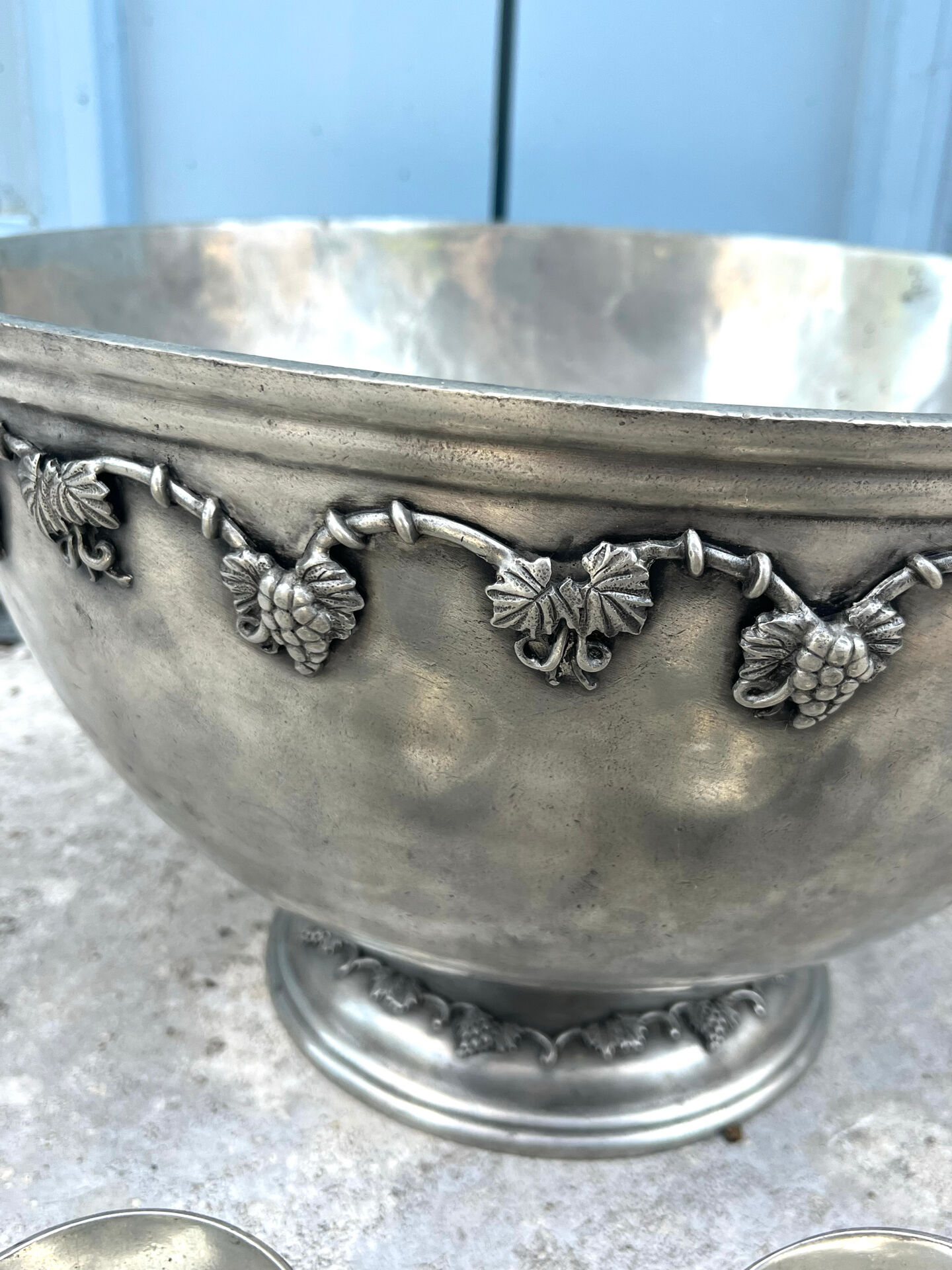 French pewter punch bowl set with 10 cups and ladle – grapevine Etain