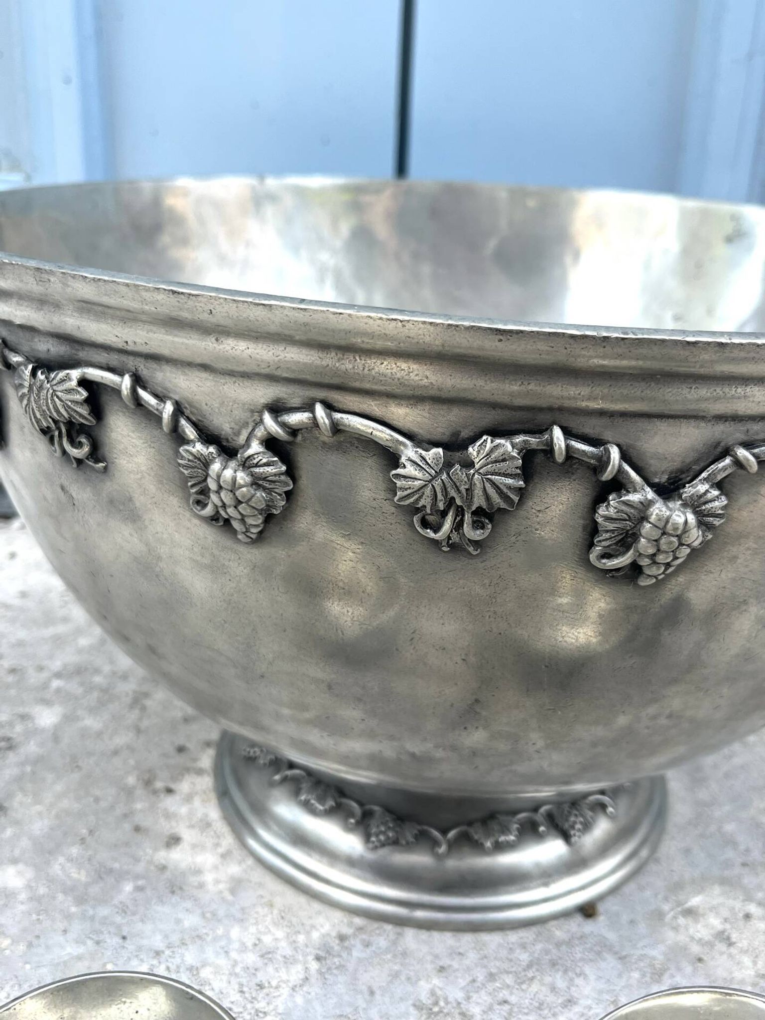French pewter punch bowl set with 10 cups and ladle – grapevine Etain