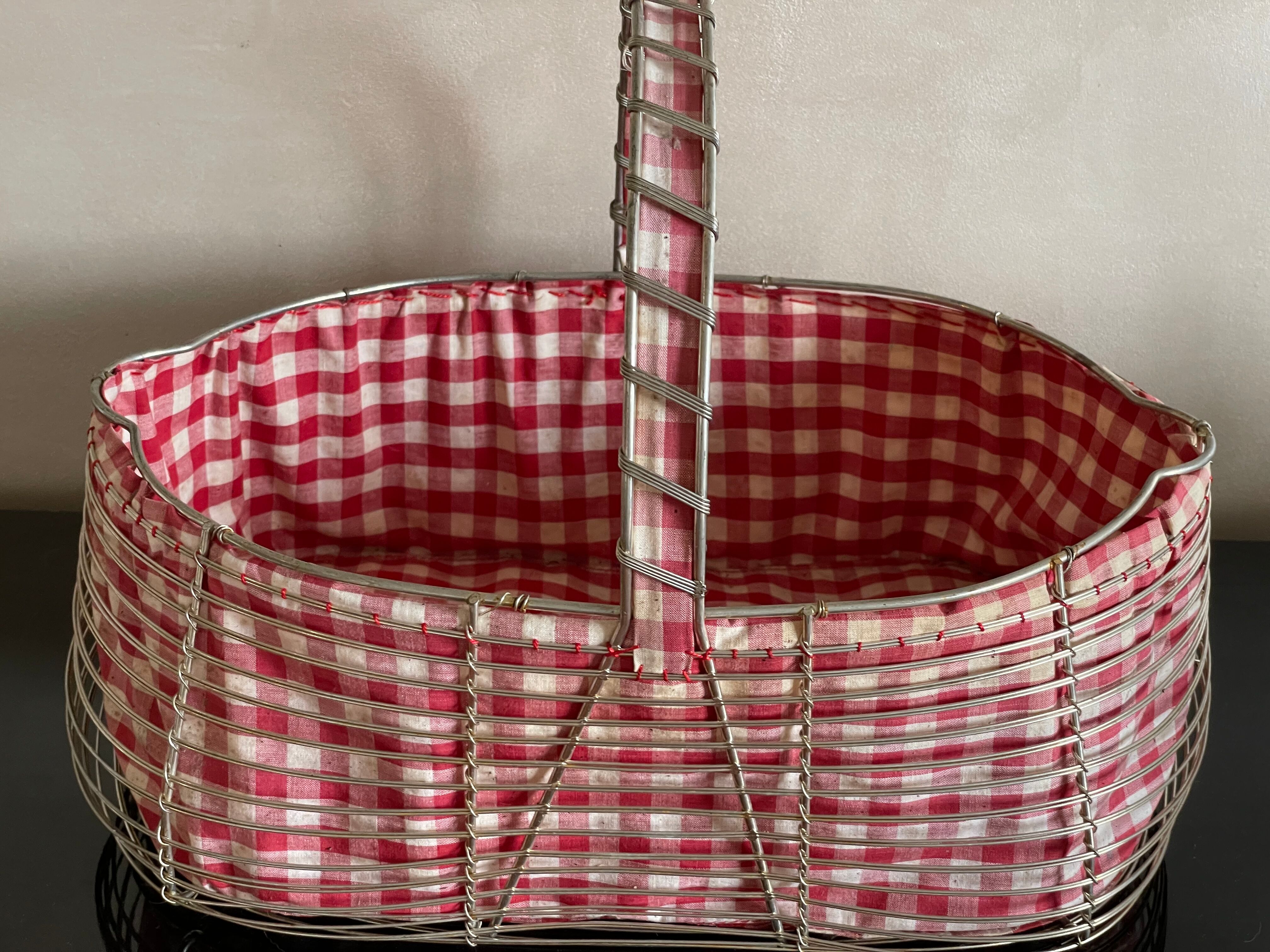 Panier en fer et vichy rouge
