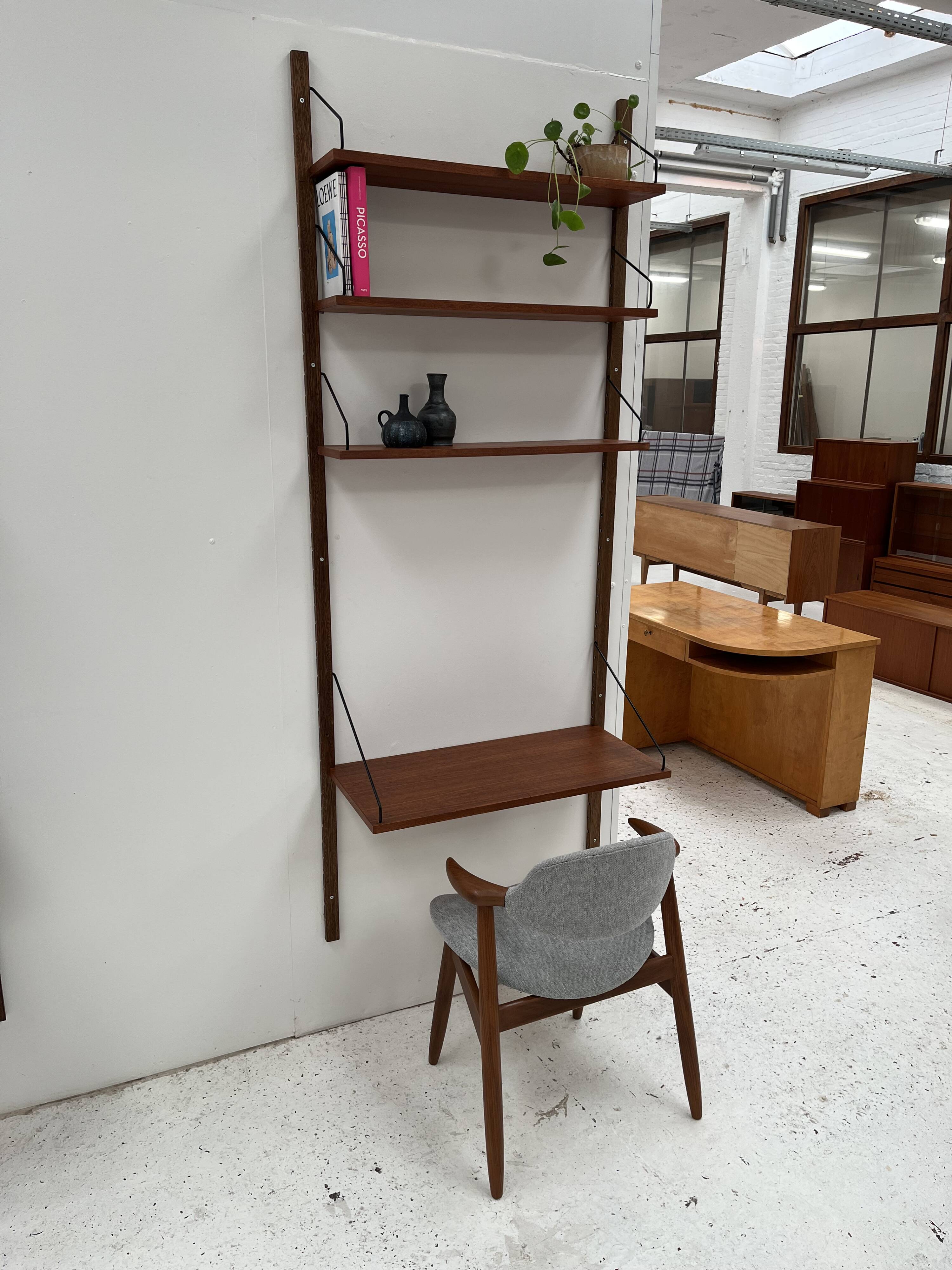 Meuble mural par P. Cadobvius